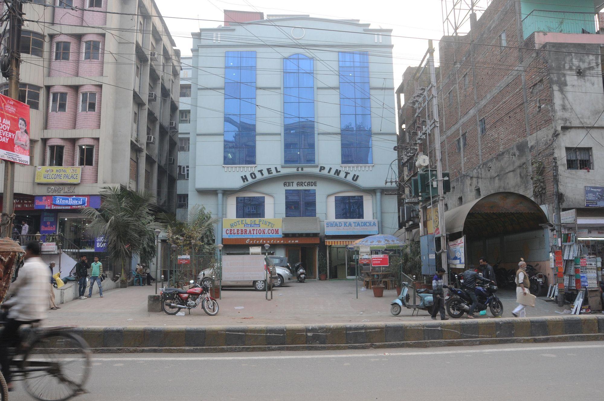 Vista Exterior OYO 3061 Hotel De Pintu