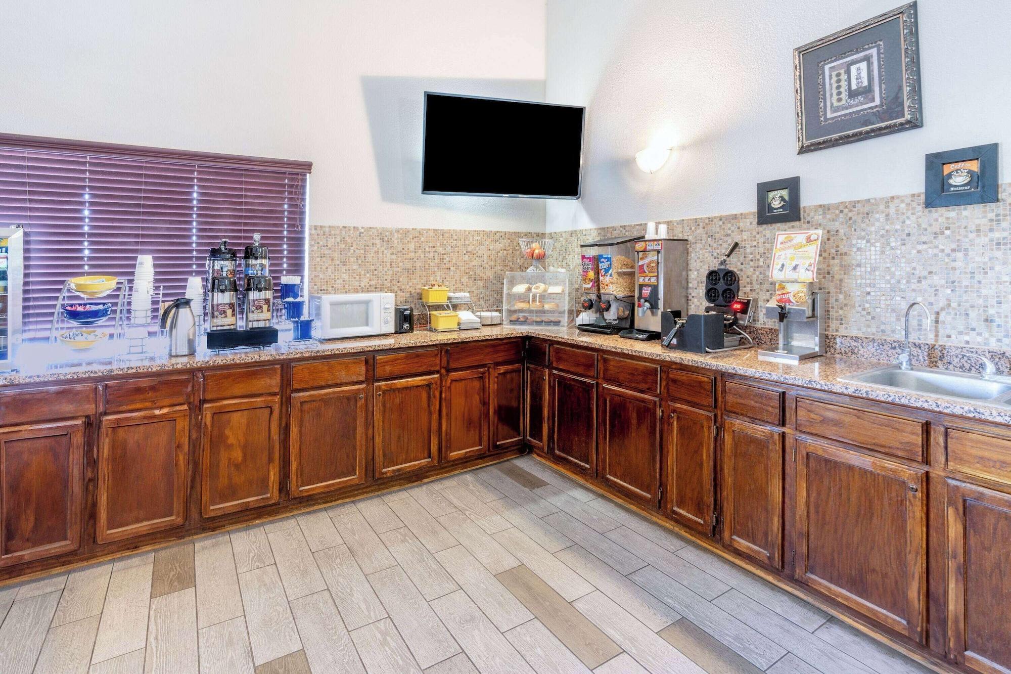 Restaurant Days Inn by Wyndham Lamar