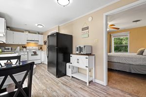 Alquiler Vacacional - Charming Guest House – 1BR + Sleeping Nook, Full Kitchen, Gazebo, & Boat Parking