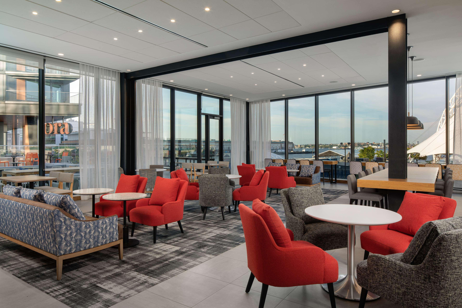 Bar/lounge Hyatt Place Boston/Seaport District
