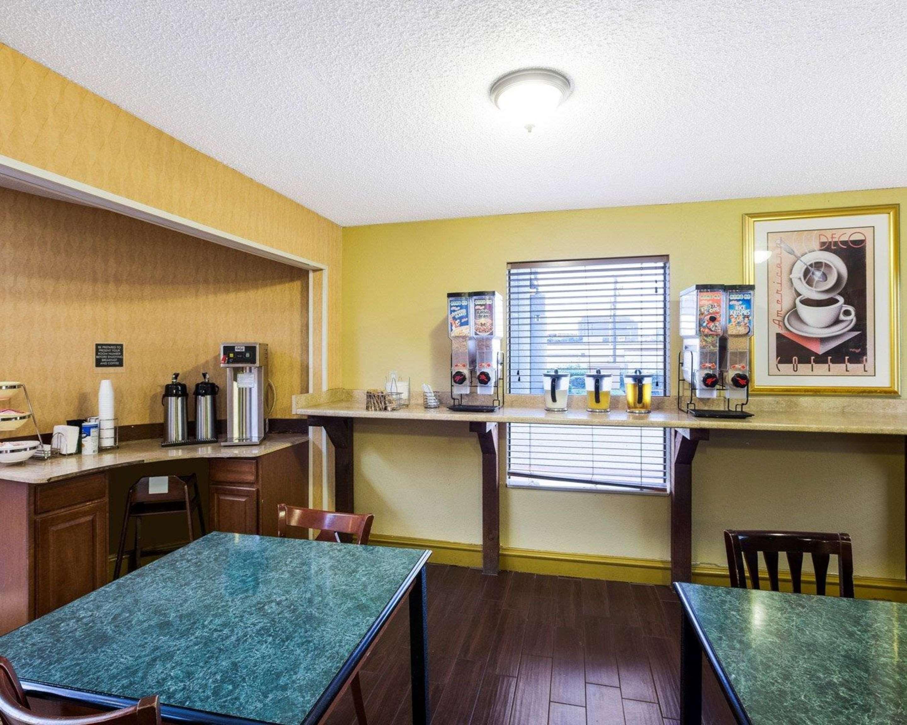 Bar/Salón Rodeway Inn & Suites South of Fiesta Park
