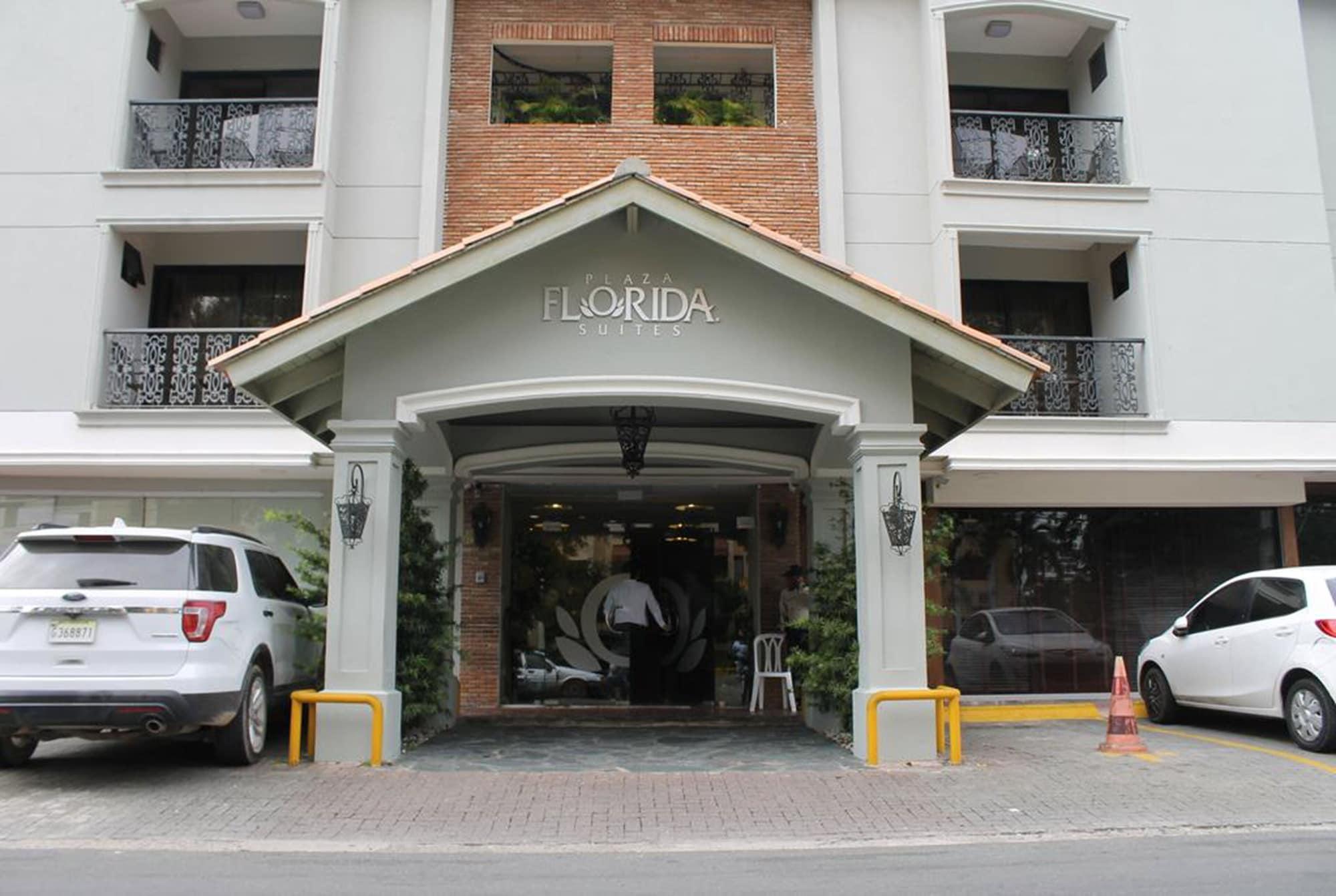 Vista Exterior Plaza Florida Suites