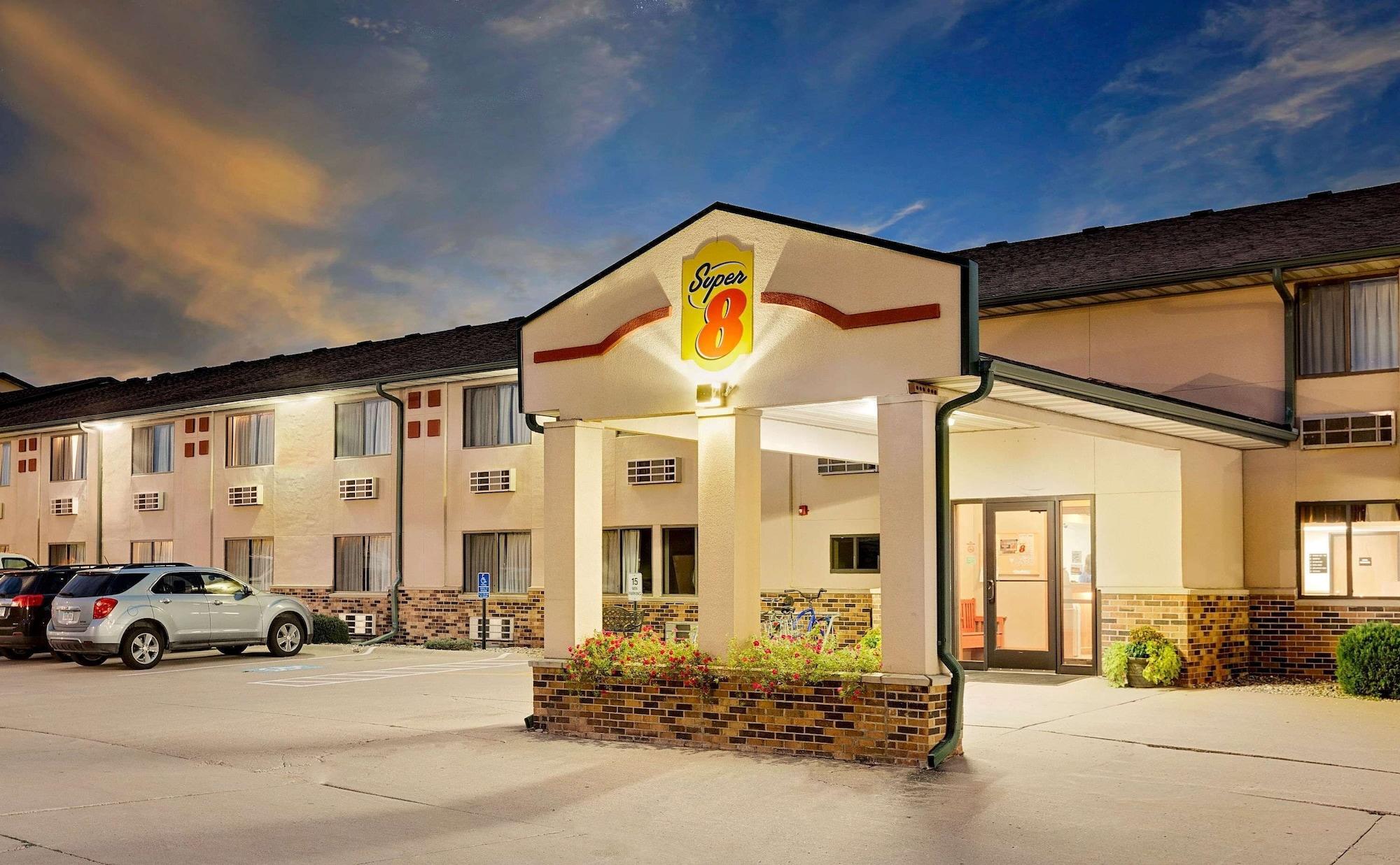 Vista Exterior Super 8 by Wyndham St. James