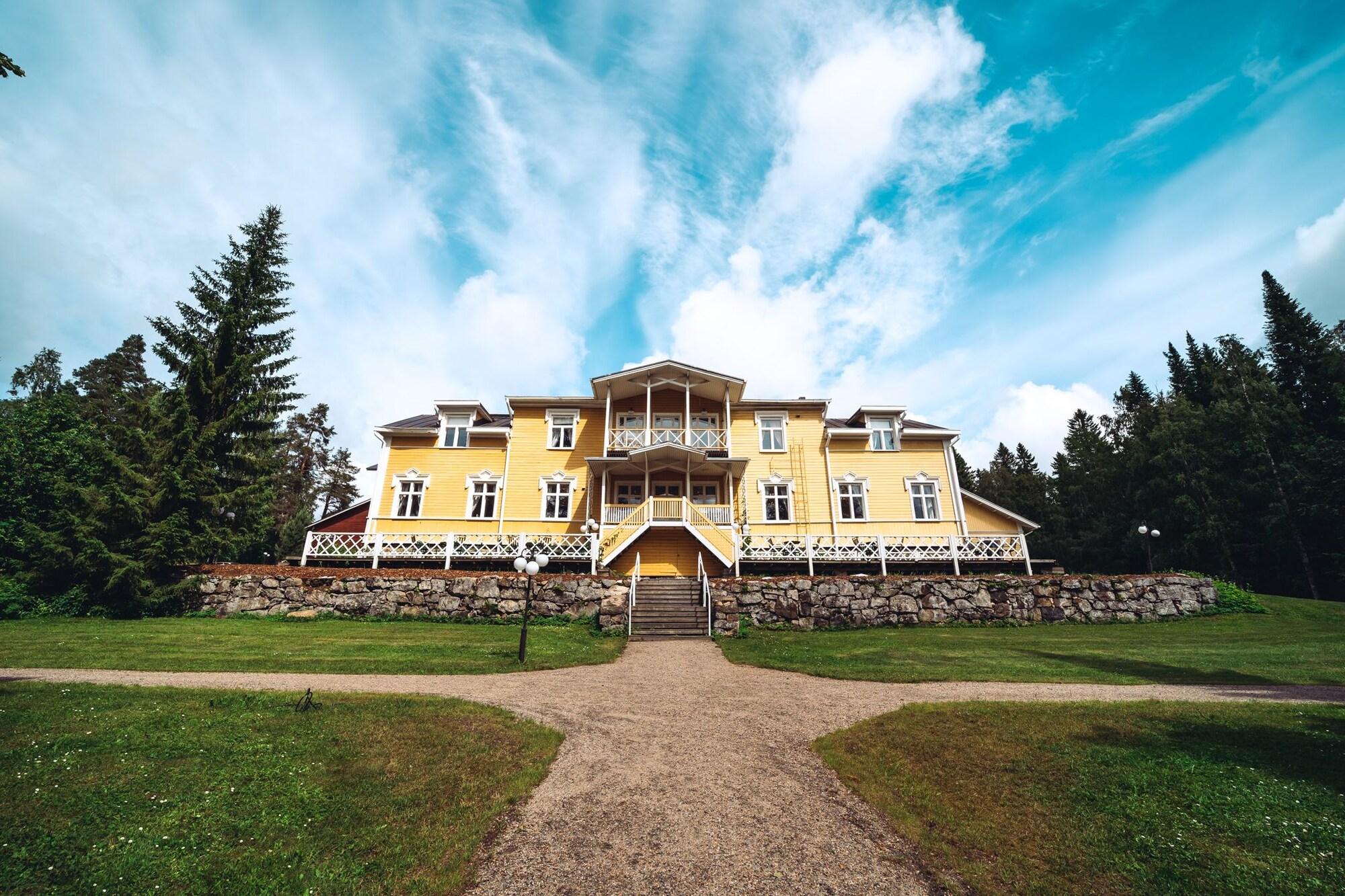 Varios Karolineburg Manor House Hotel