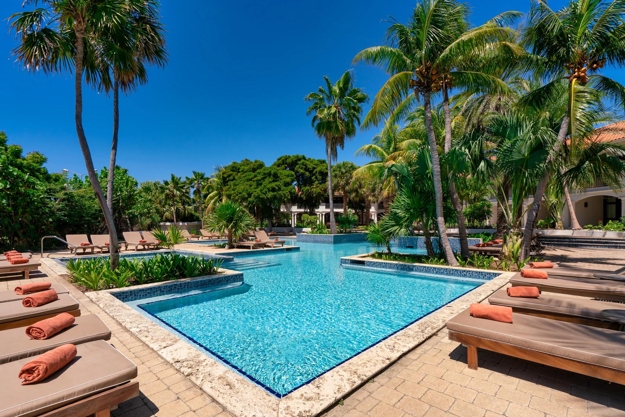 Vista da piscina Zoëtry Curaçao Resort & Spa