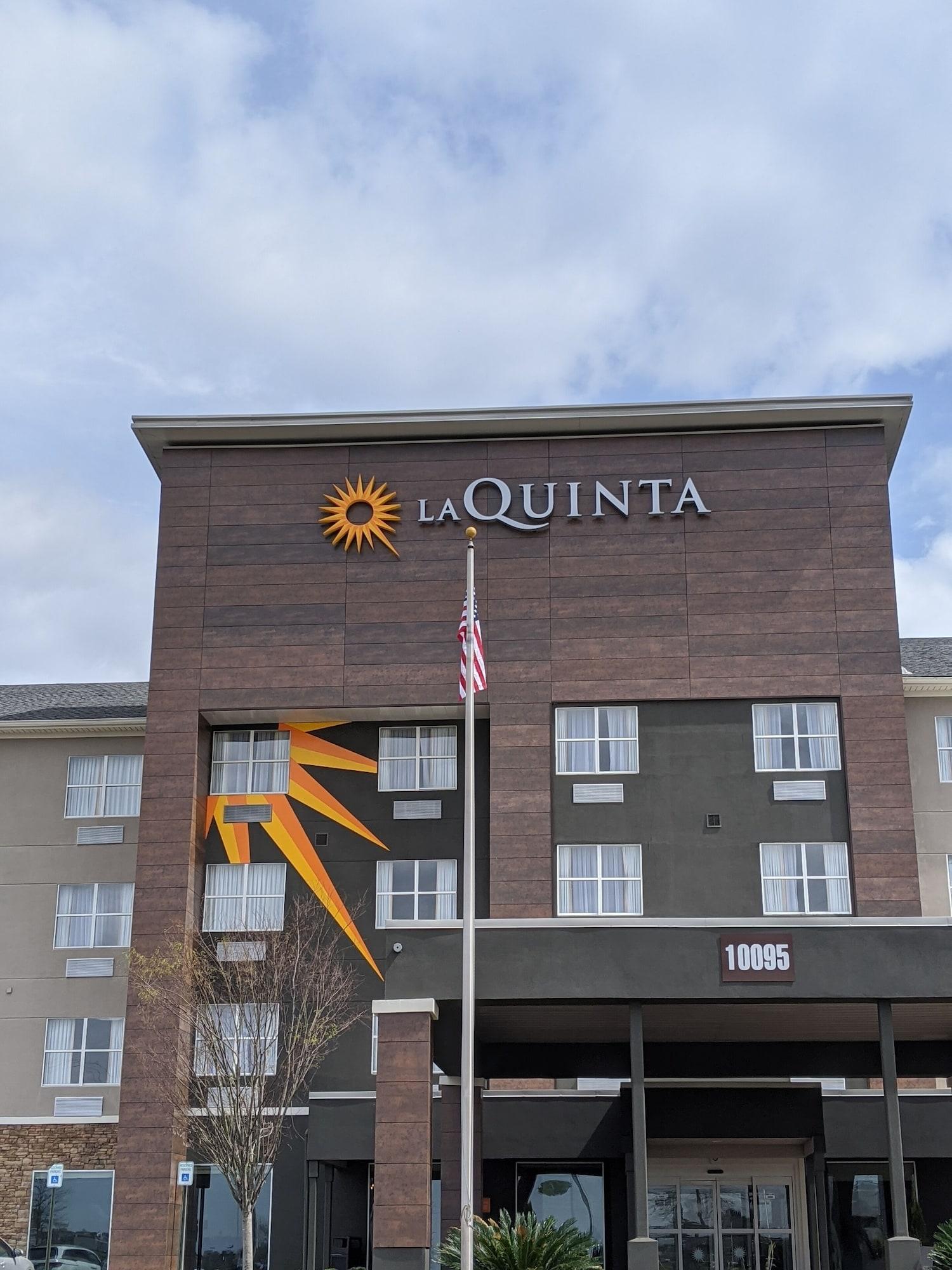 Vista Exterior La Quinta Inn & Suites by Wyndham Montgomery