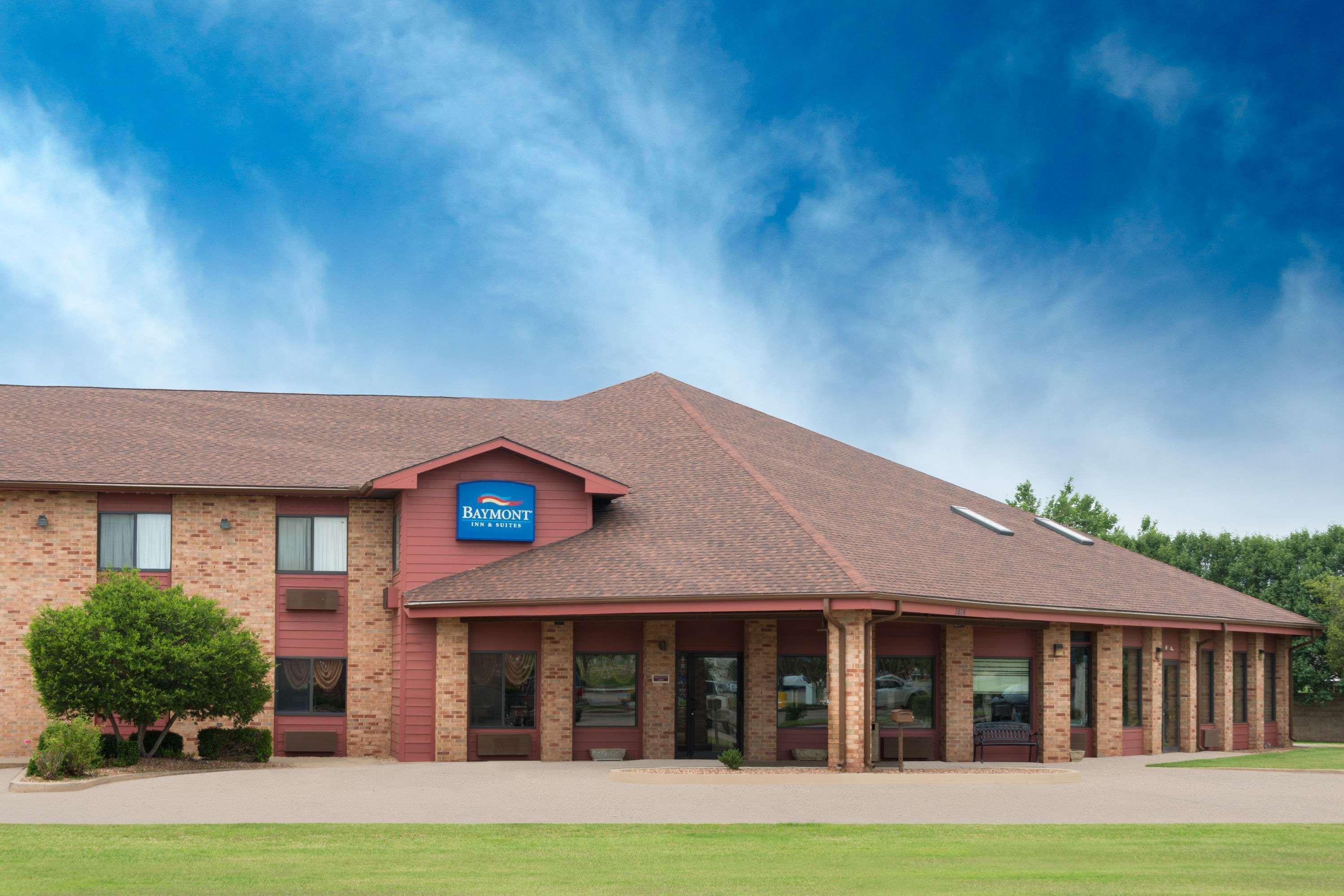 Vista Exterior Baymont by Wyndham Enid