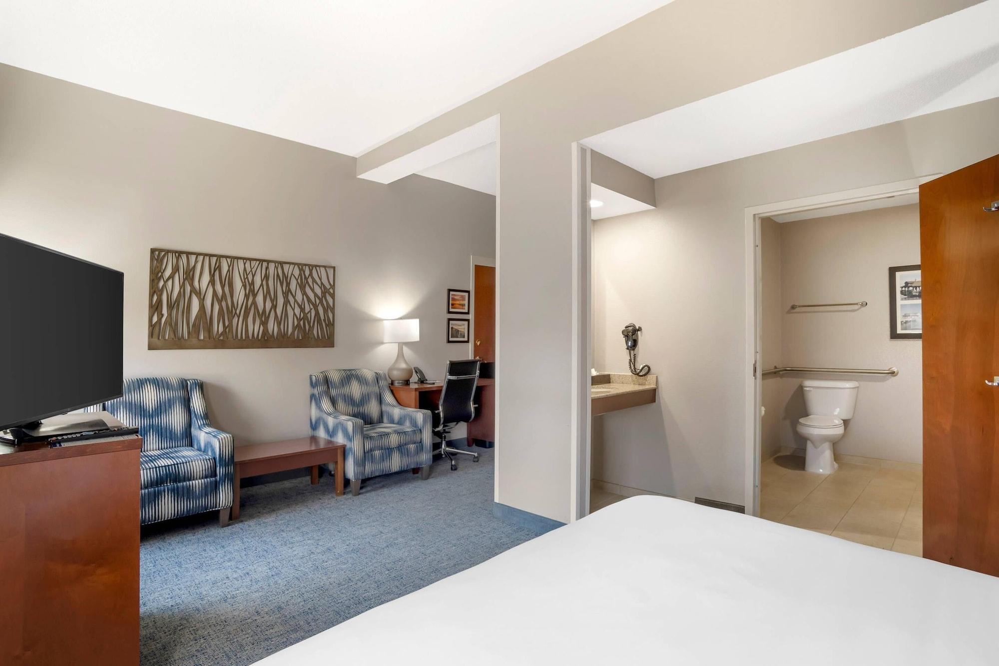 Habitación Comfort Suites near Birkdale Village- Huntersville