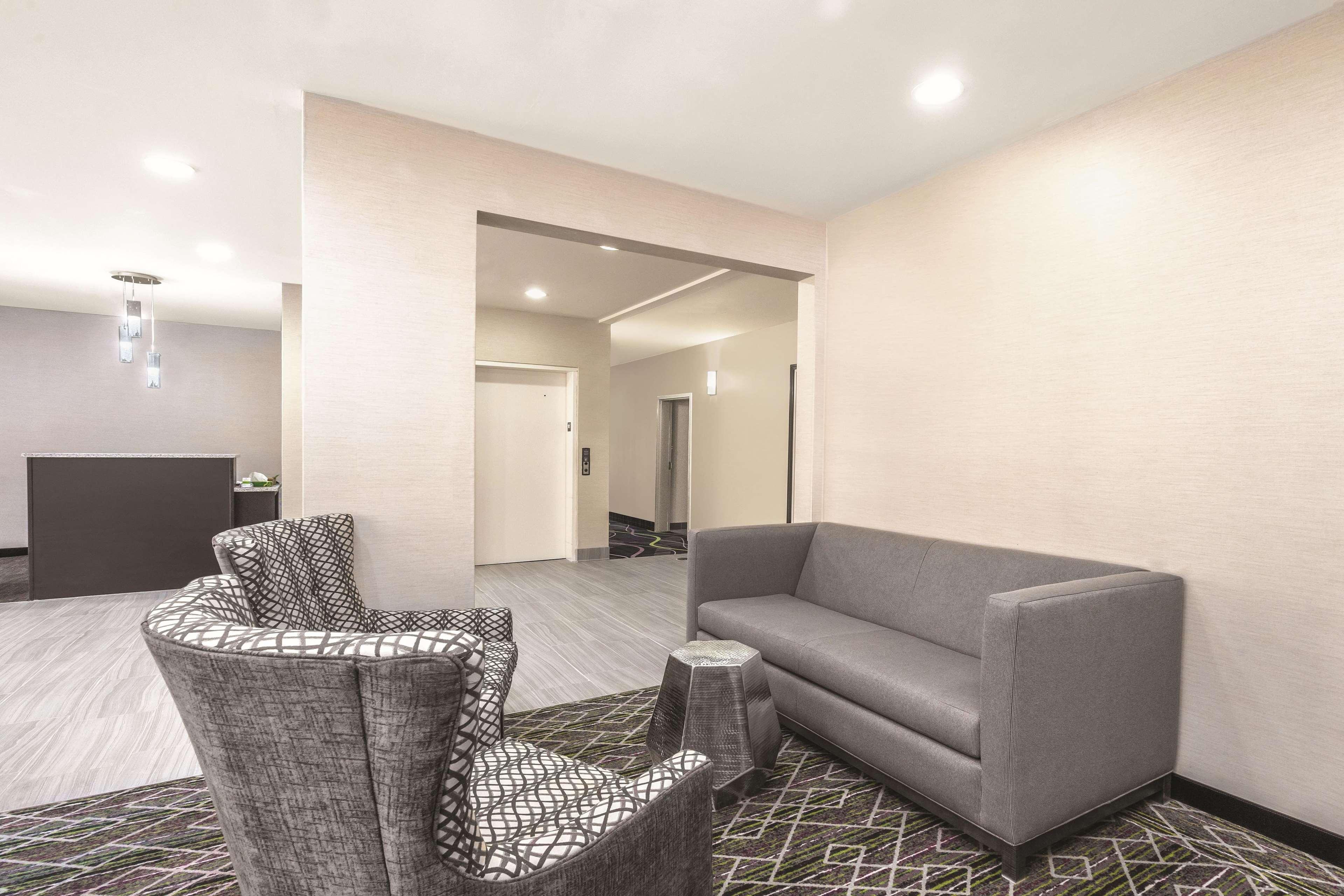 Vista Lobby La Quinta Inn & Suites by Wyndham Rome