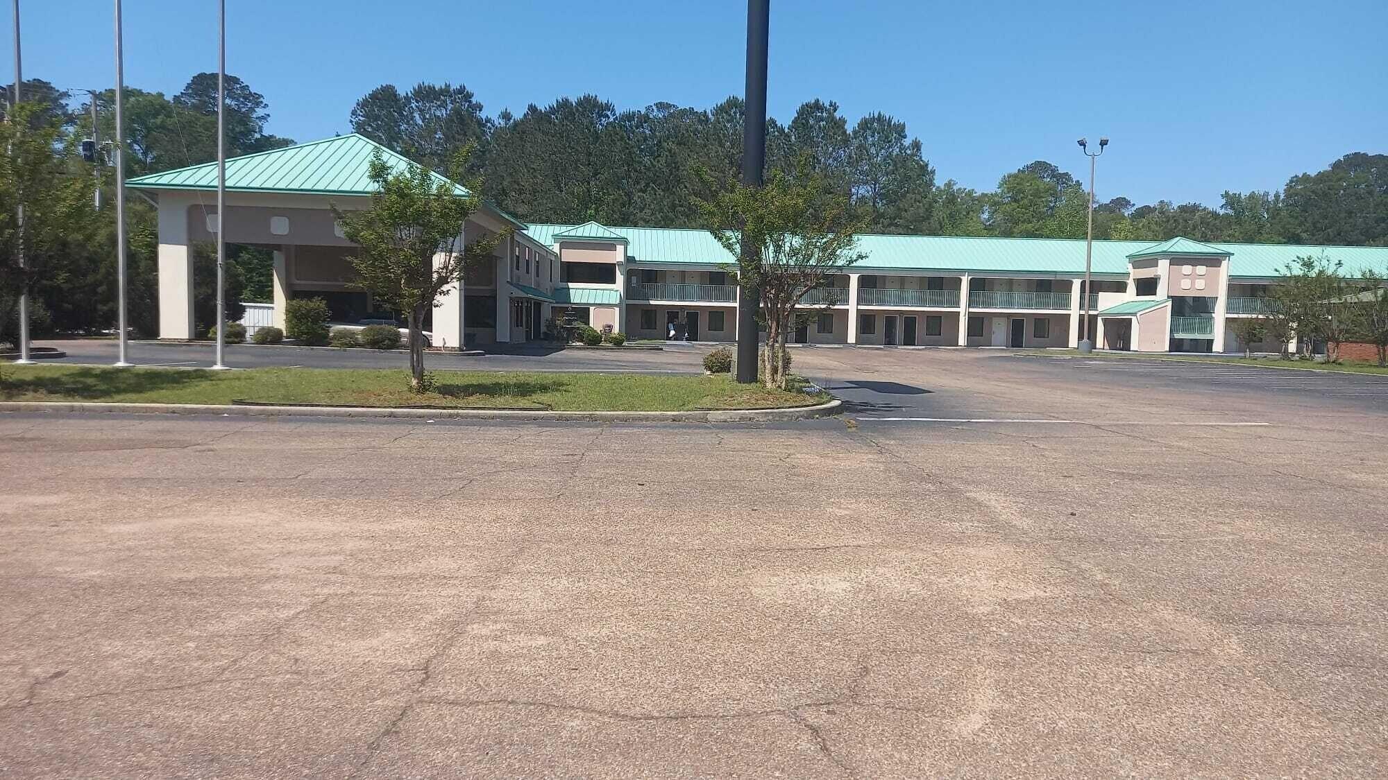 Vista Exterior Traveler Inn and Suites