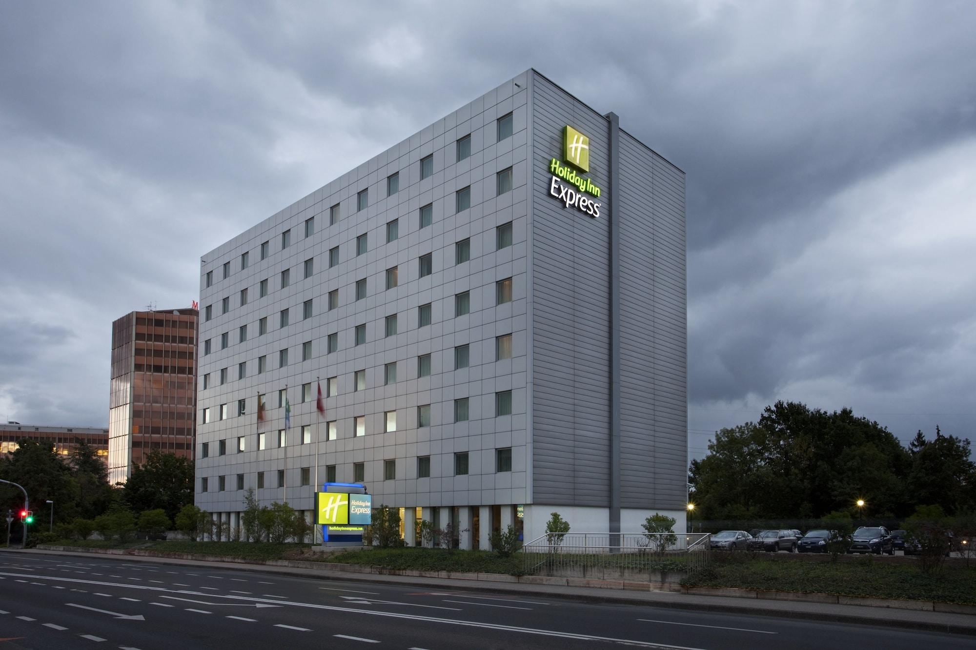 Vista Exterior Holiday Inn Express Geneva Airport by IHG