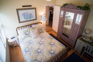 Alquiler Vacacional - Free tubes.  Walk to the river.  Beautiful vintage home.  Private back deck.