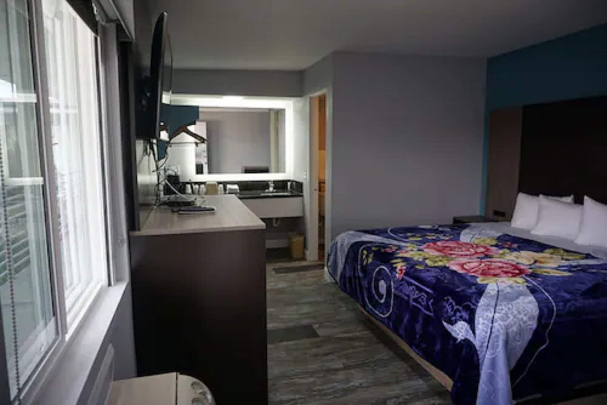 Varios Thunderbird Motel