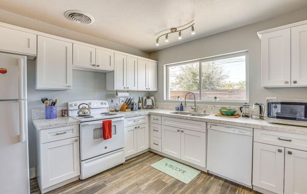 Dog-friendly North Las Vegas Home ~ 9 Mi to Strip! - Hoteles 3 estrellas en Las Vegas, Nevada