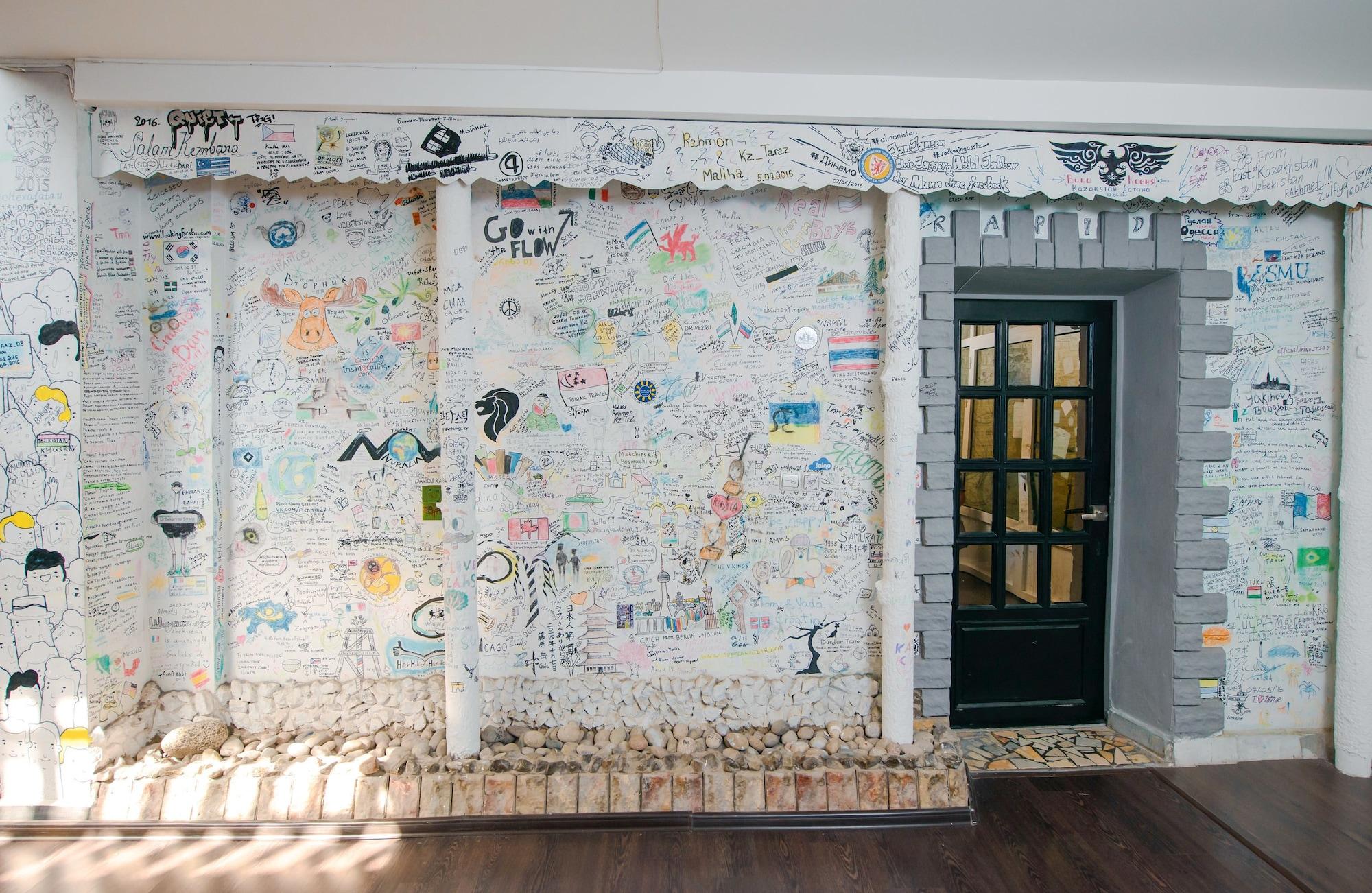 Vista Exterior Topchan - Hostel