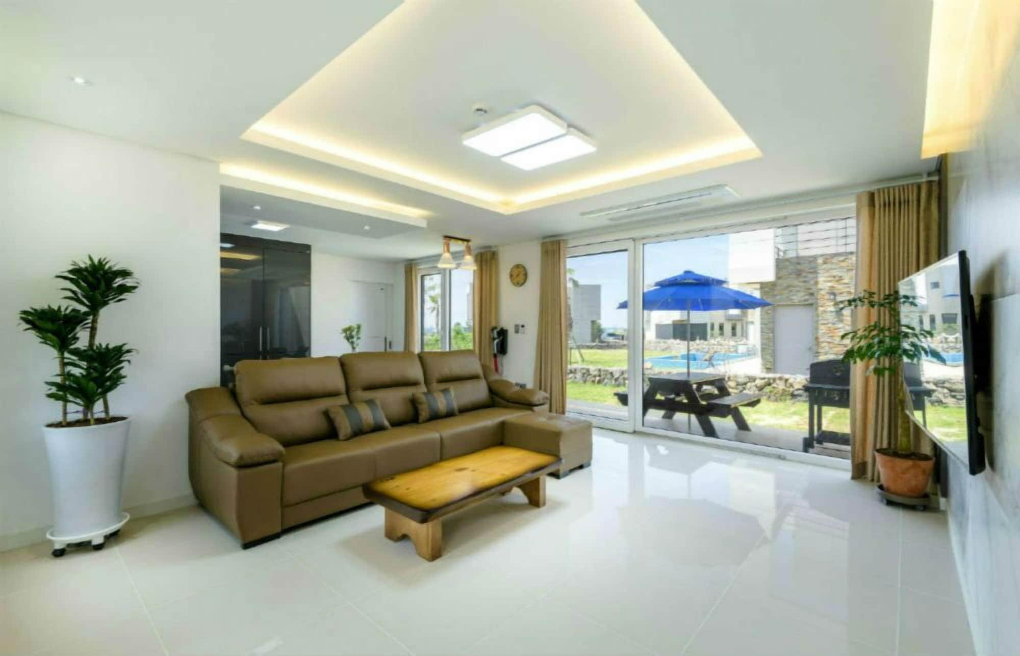 Vista Lobby Chandelier Pension