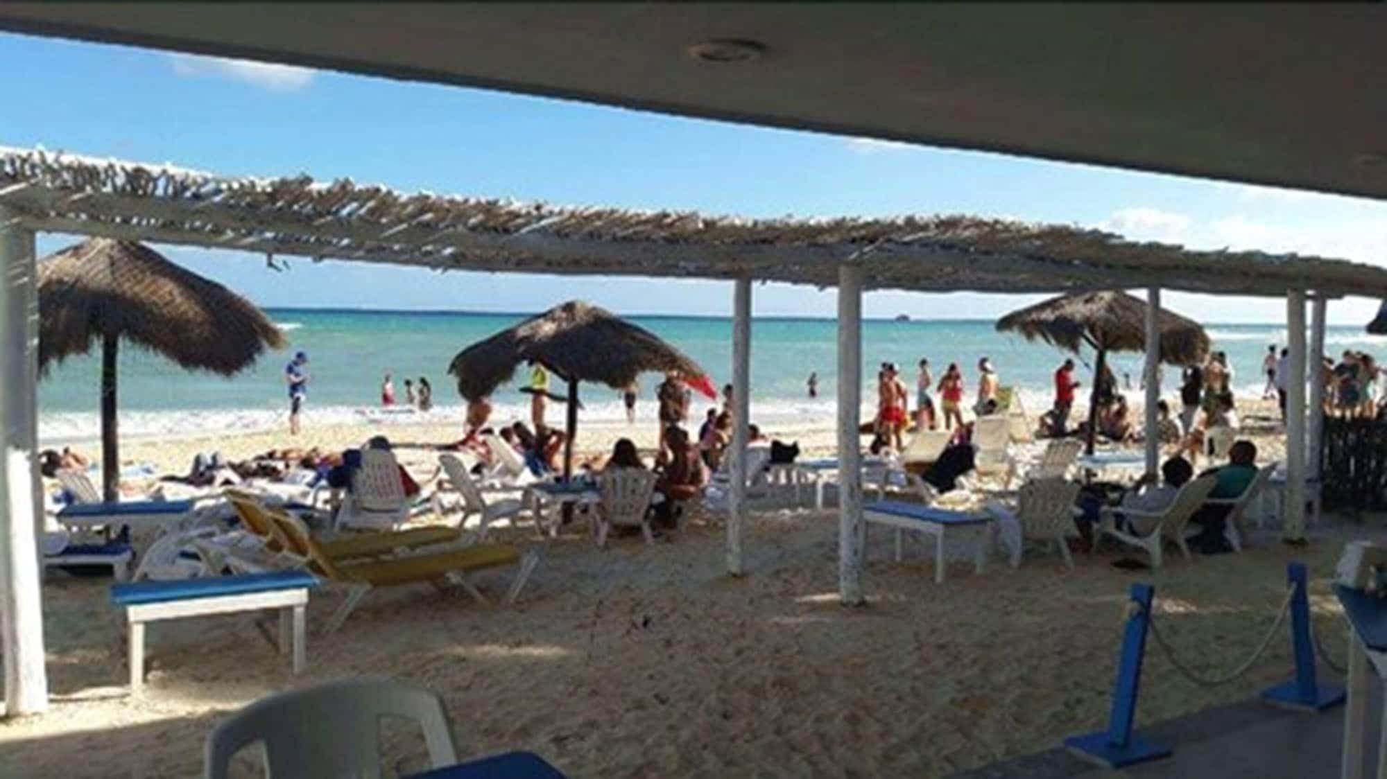 Bar/Salón Pelicano Inn Playa del Carmen - Beachfront Hotel