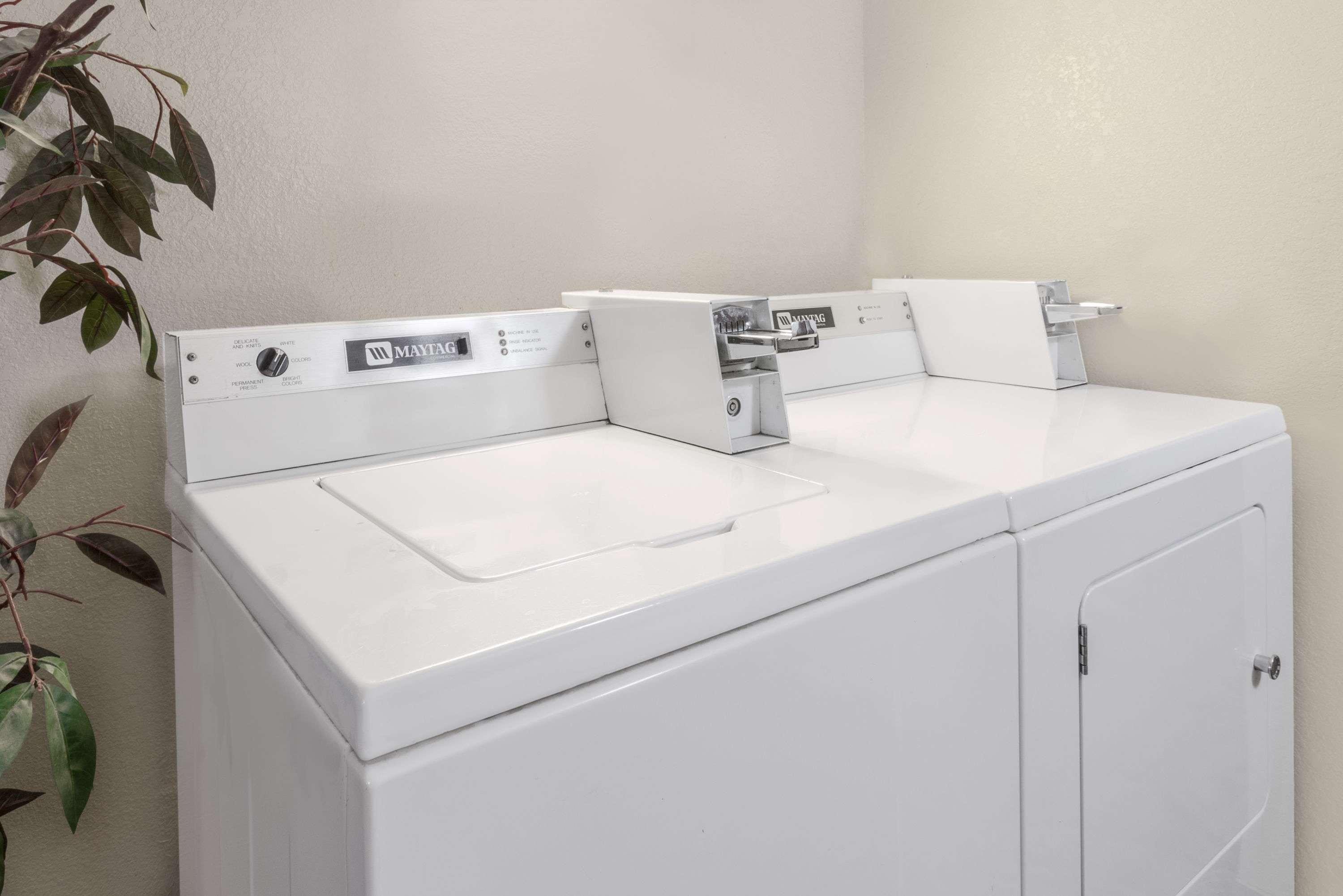 Vista Exterior Super 8 by Wyndham Winner SD