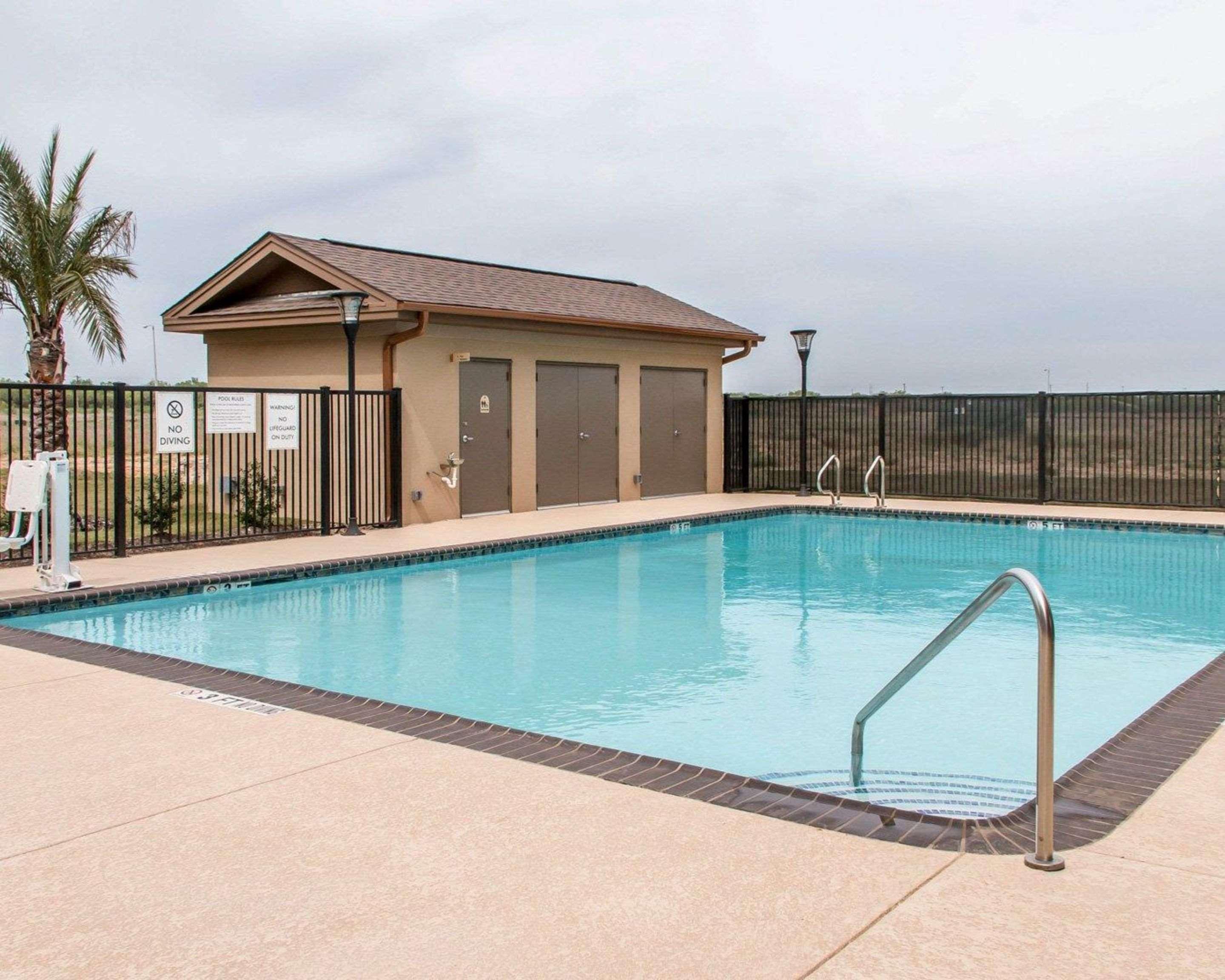 Vista Piscina Mainstay Suites