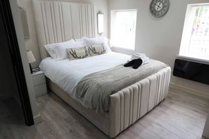 Arriendo temporal - White Bungalow With 75" Tv, Air Con, Contractors