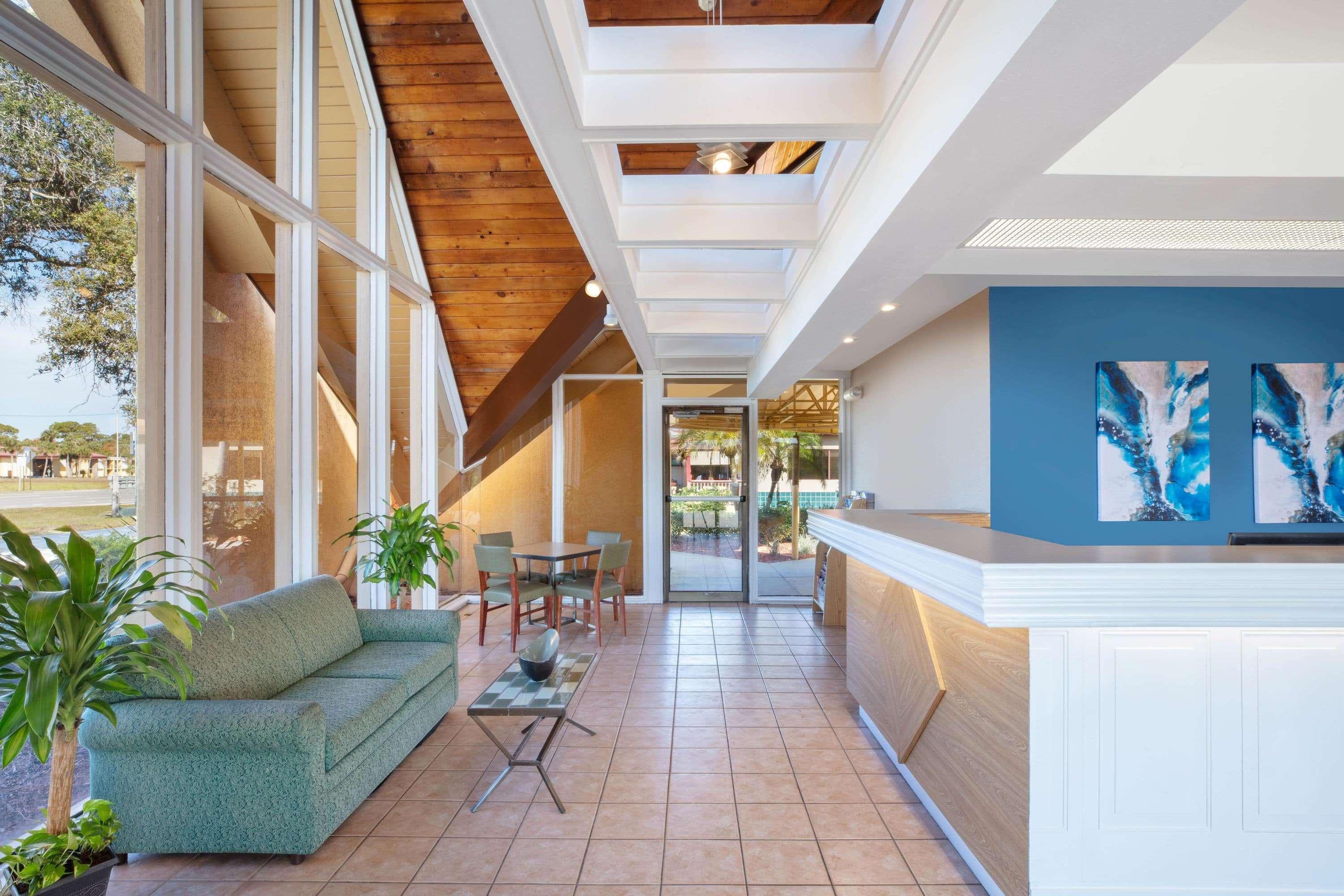Vista Lobby Baymont by Wyndham Intl Speedway/I-95/Daytona Beach
