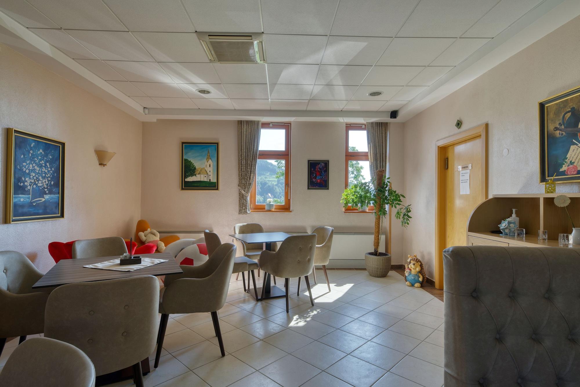 Bar/Salón Garni Hotel Zvon