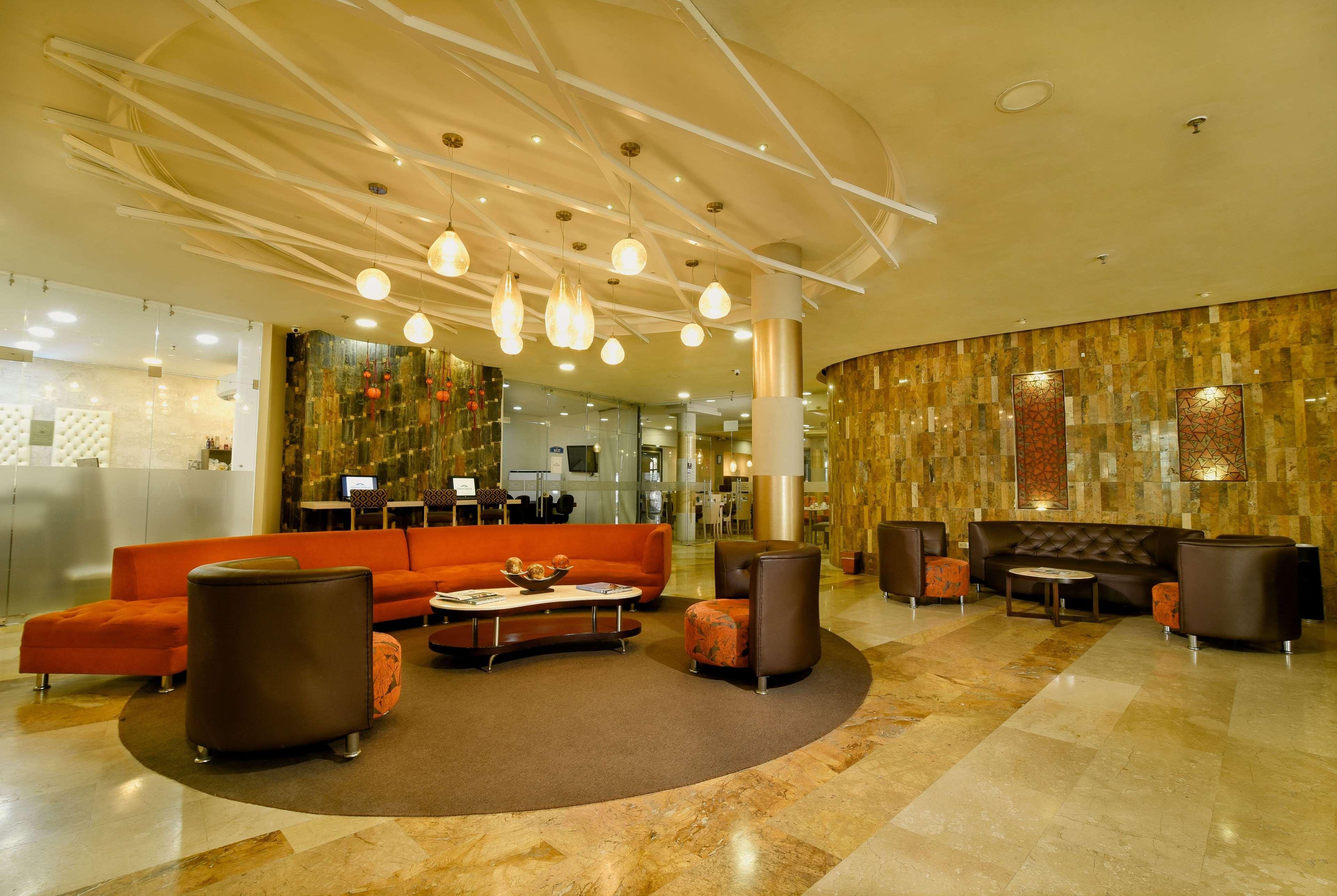 Vista Lobby Howard Johnson Hotel Versalles Barranquilla