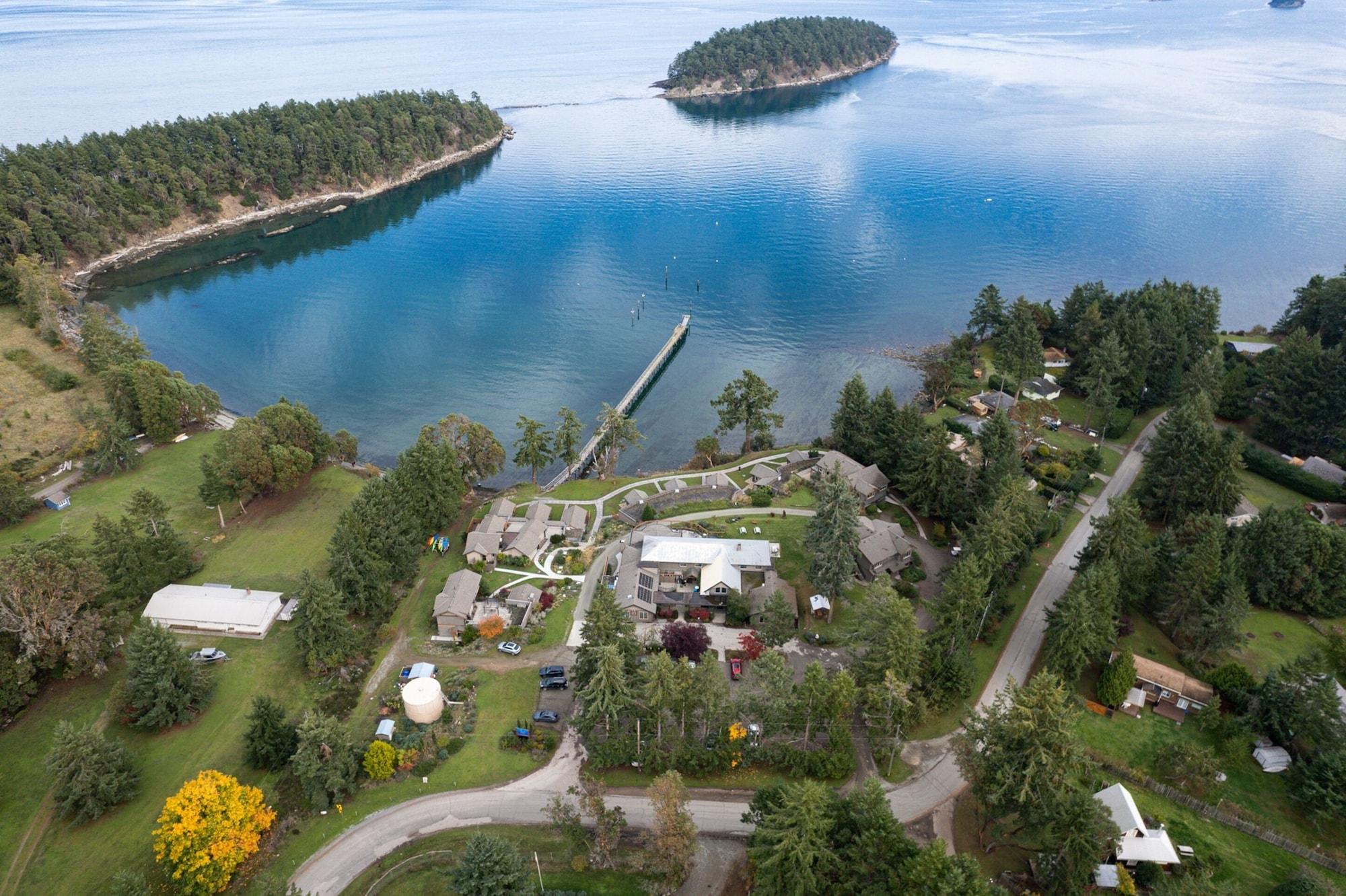 Vista Exterior Mayne Island Resort