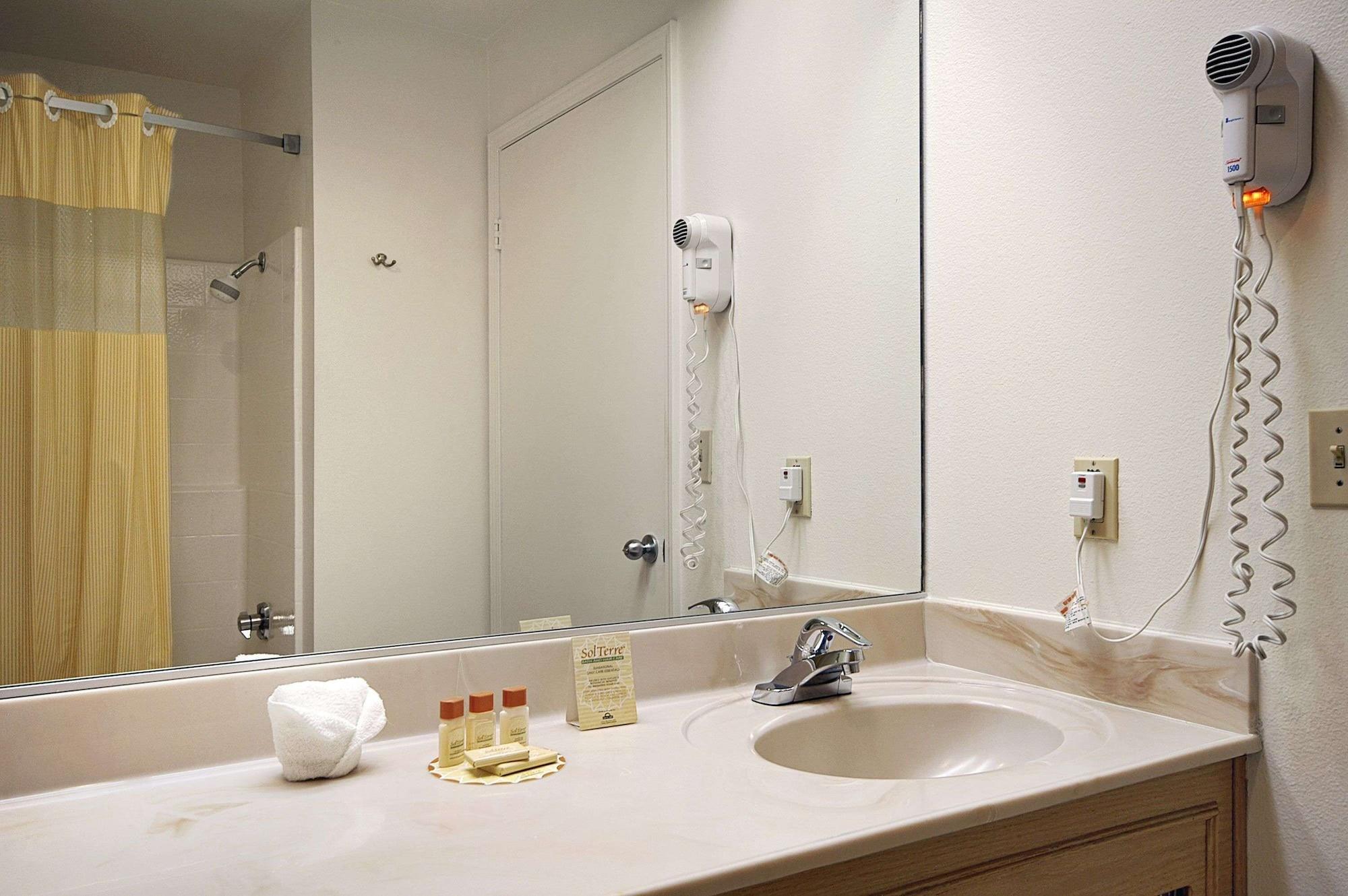 Equipamiento de Habitación Days Inn by Wyndham Riverside Tyler Mall