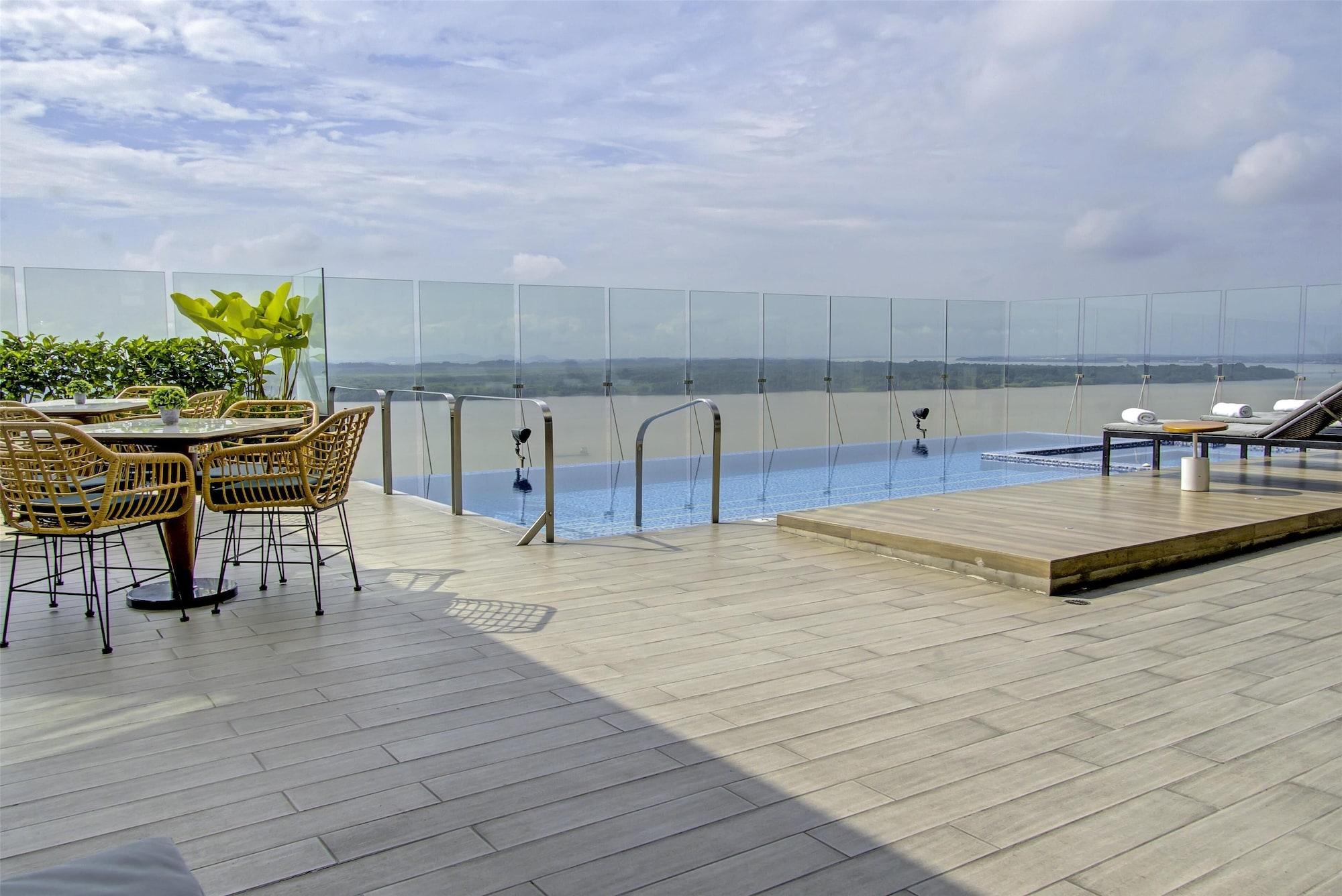 Vista Piscina Doubletree By Hilton Guayaquil