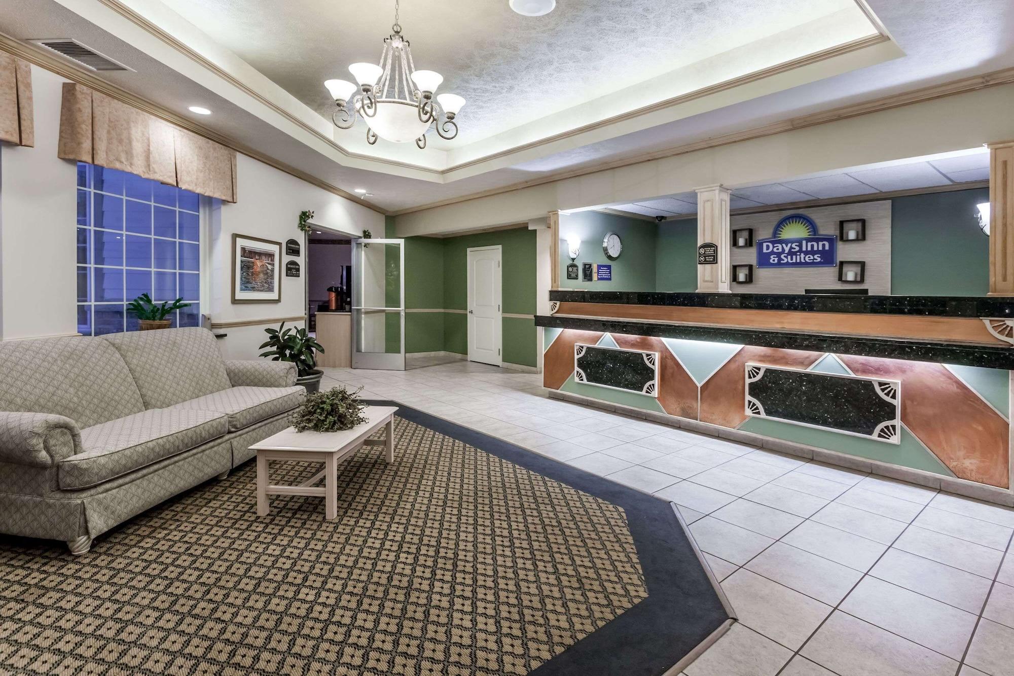 Vista Lobby Days Inn by Wyndham Pentwater