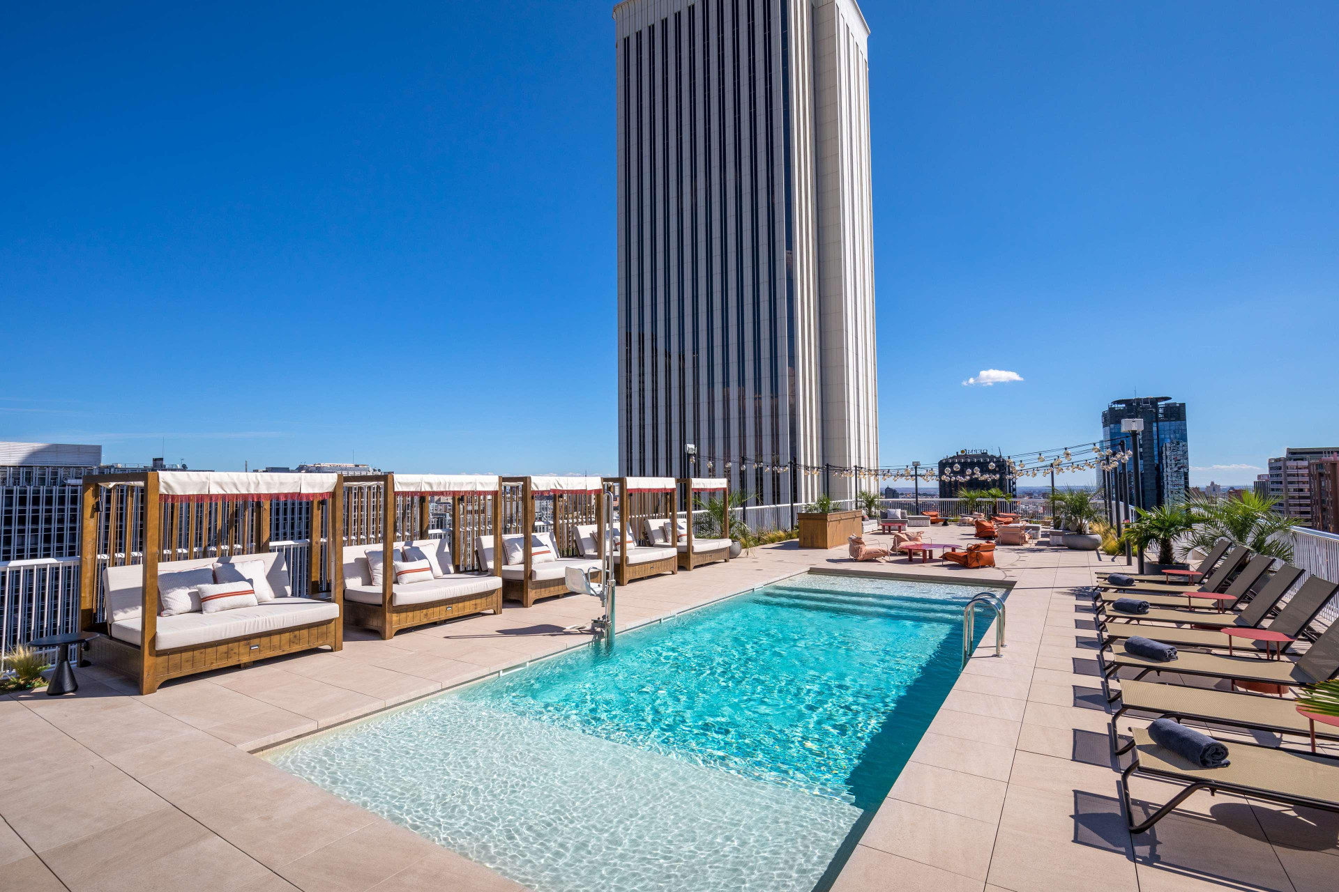 Vista Piscina Canopy by Hilton Madrid Castellana