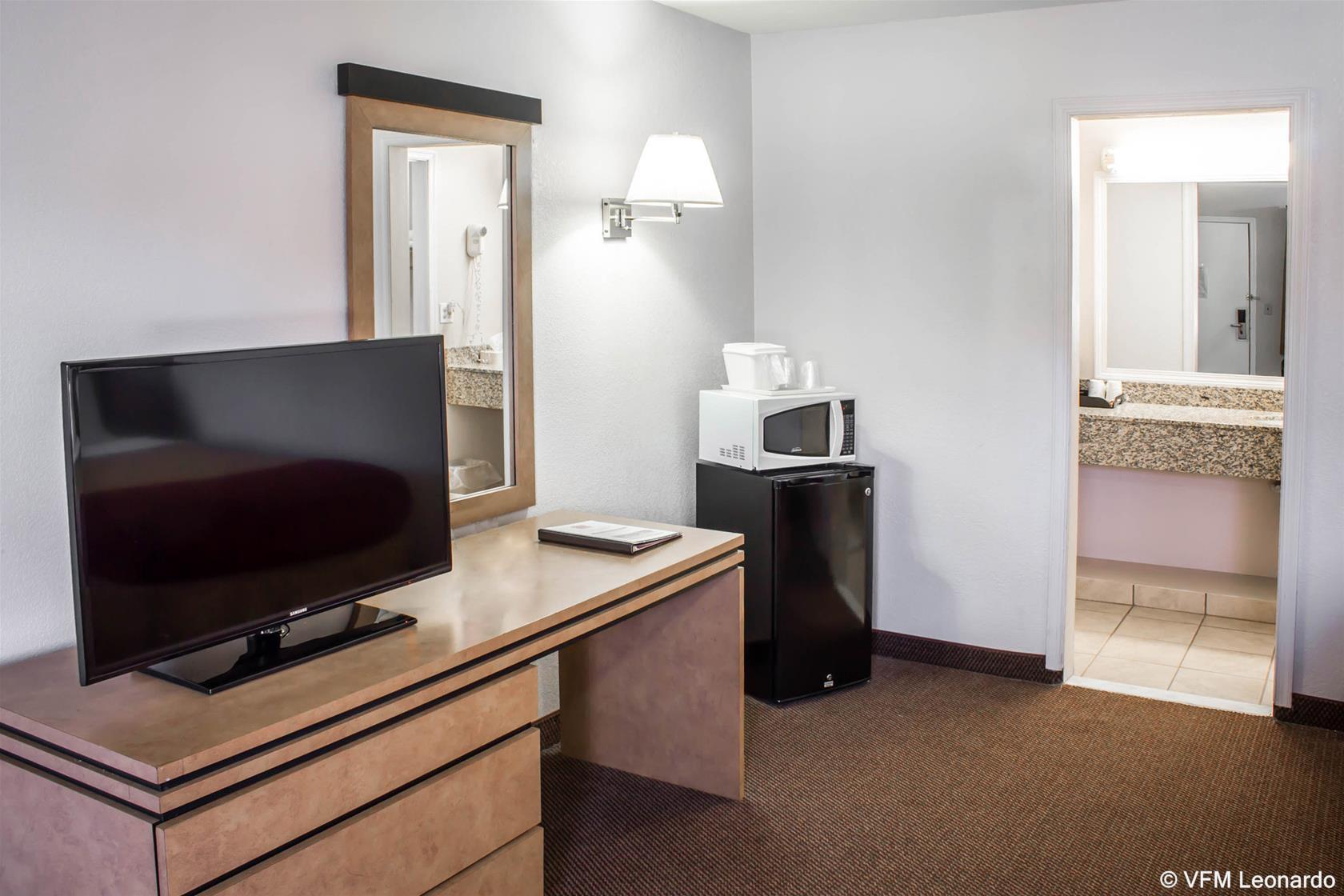 Vista Exterior Econo Lodge Inn & Suites Colonie Center Mall