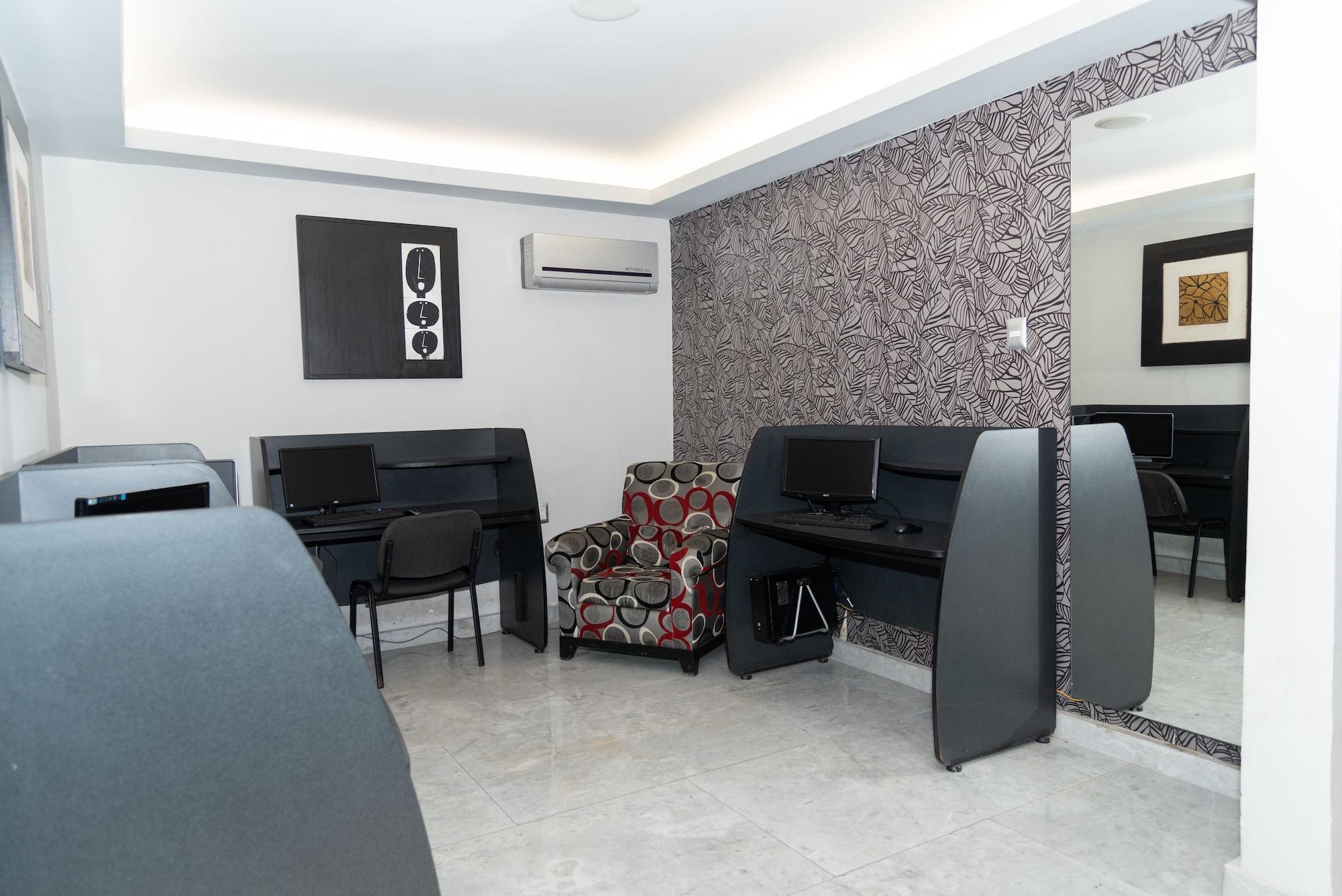 Equipamiento de Habitación Impala Hotel in front of the ADO