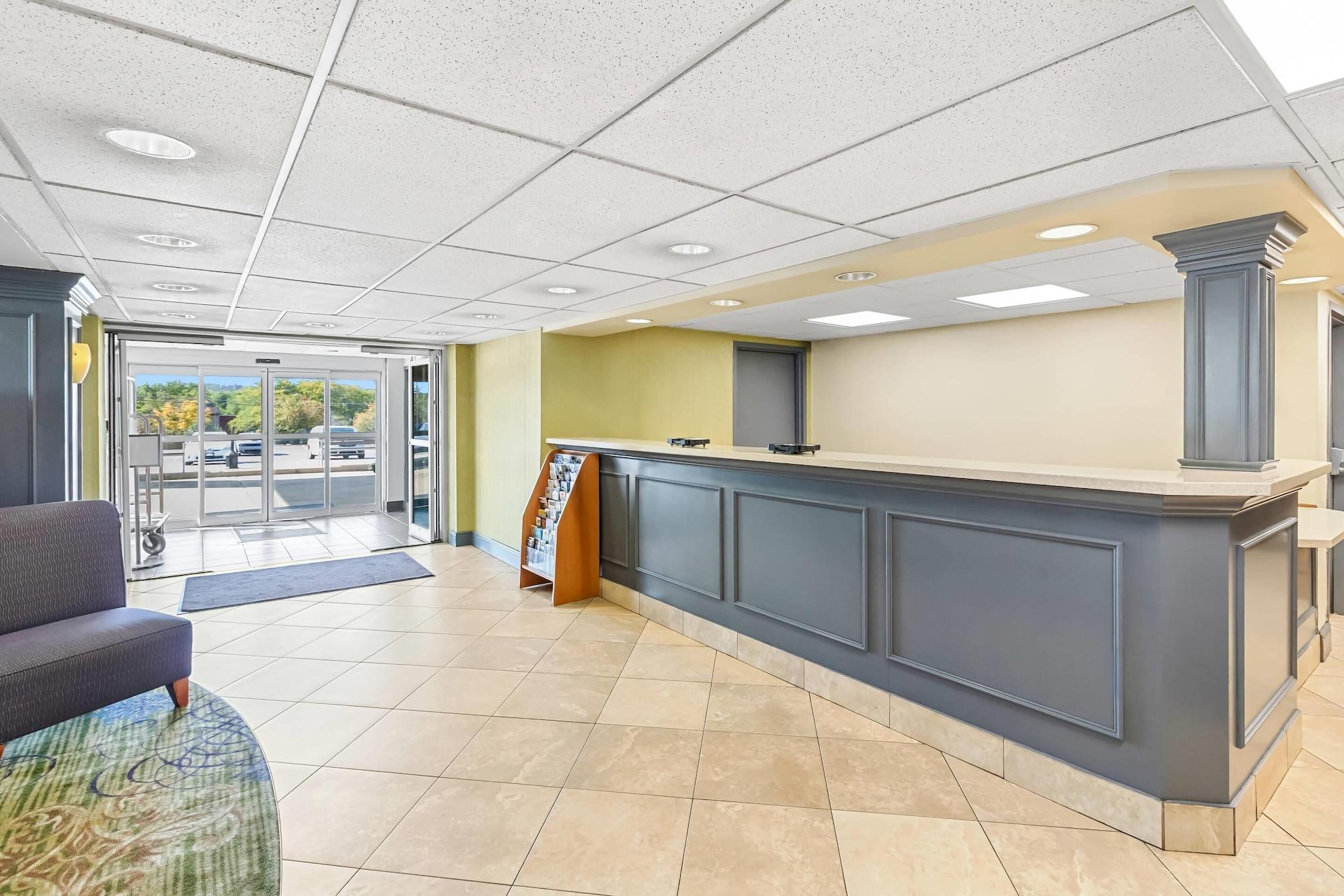 Vista Lobby Clarion Inn Cranberry Township