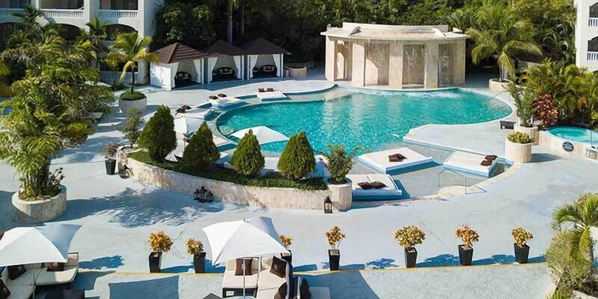 Vista Exterior Presidential Suites by Lifestyles