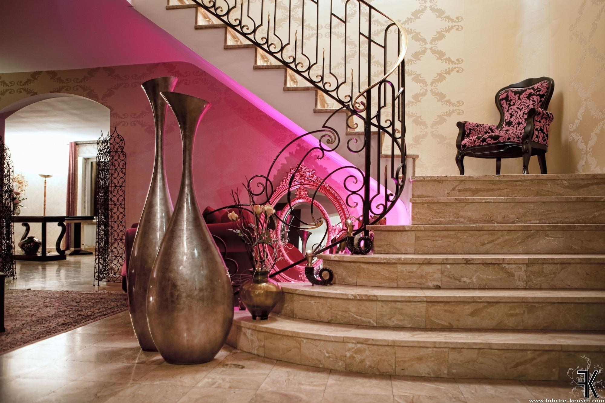 Varios Hôtel Majuscule