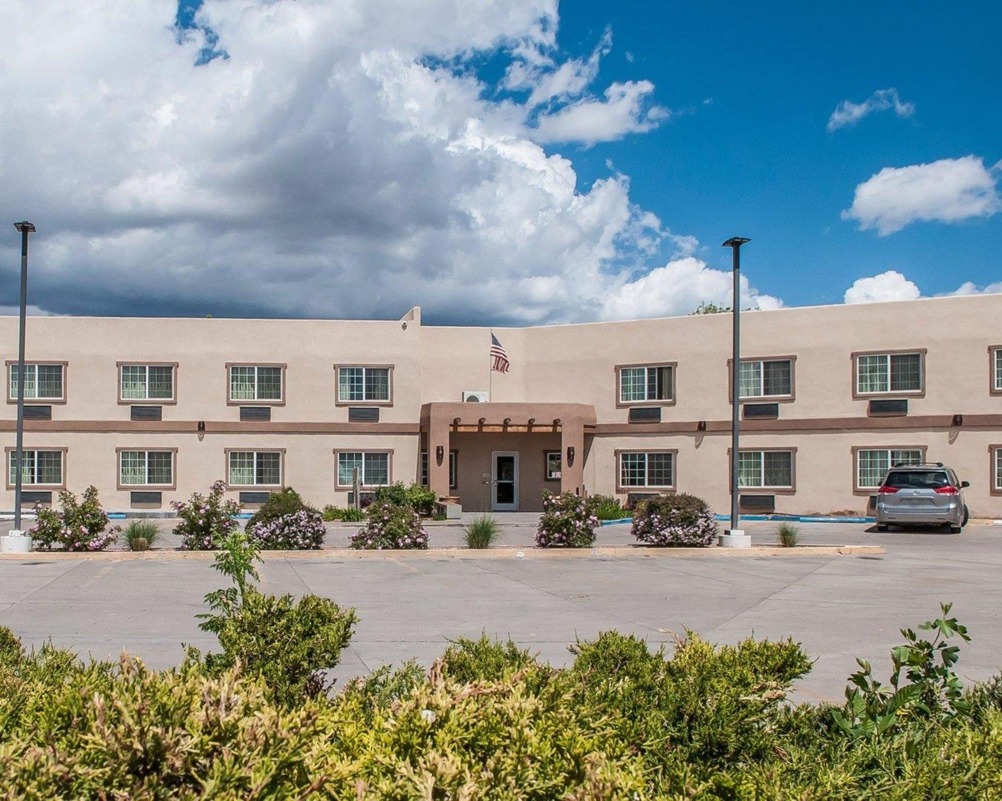 Vista Exterior Econo Lodge Inn & Suites