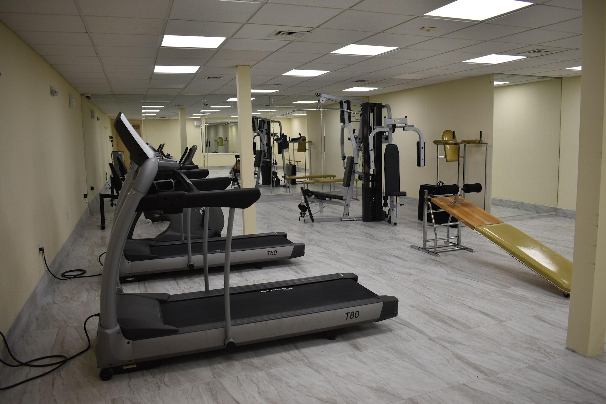 Gimnasio East Norwich Inn