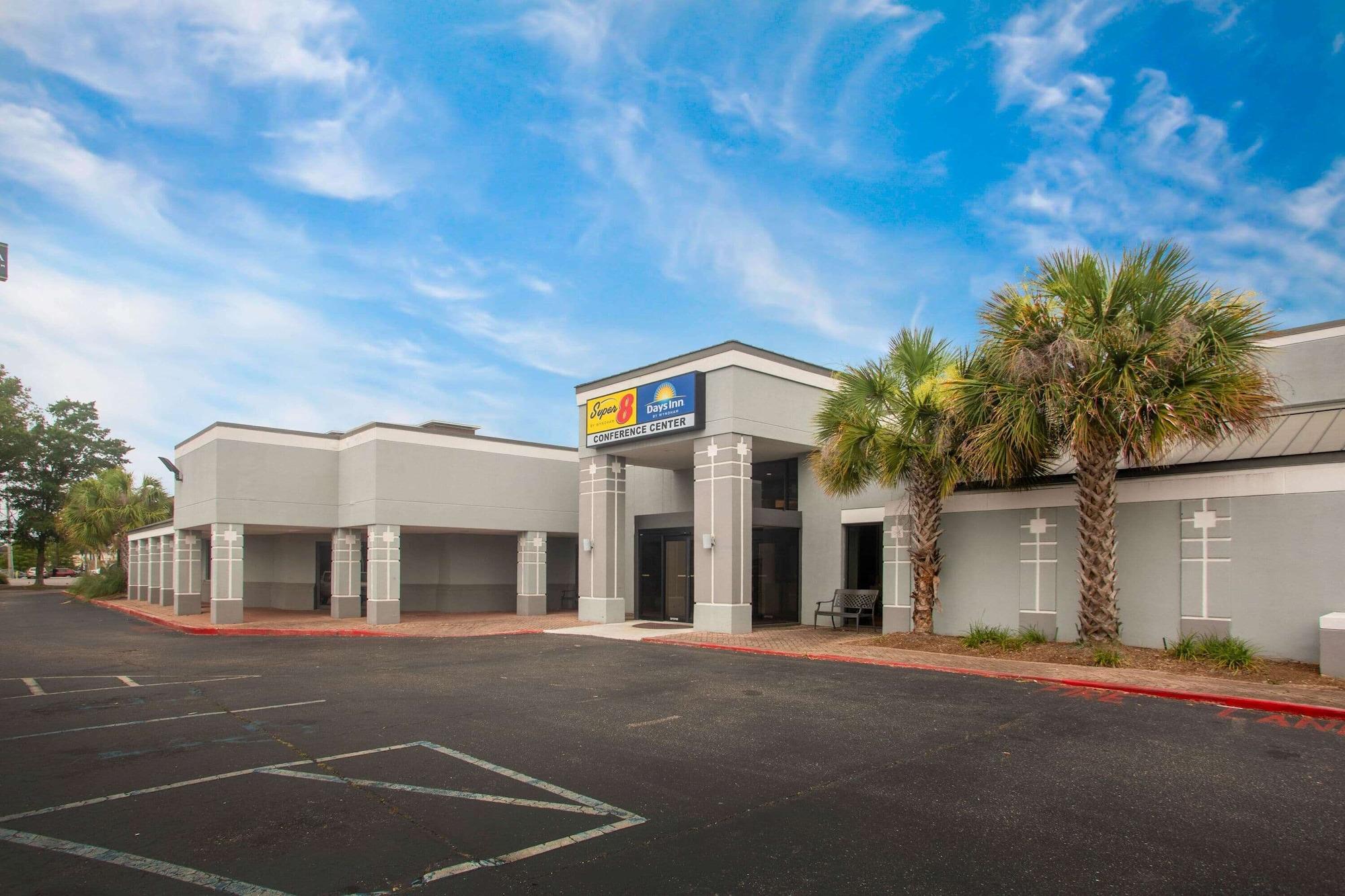 Vista Exterior Super 8 by Wyndham Mobile I-65