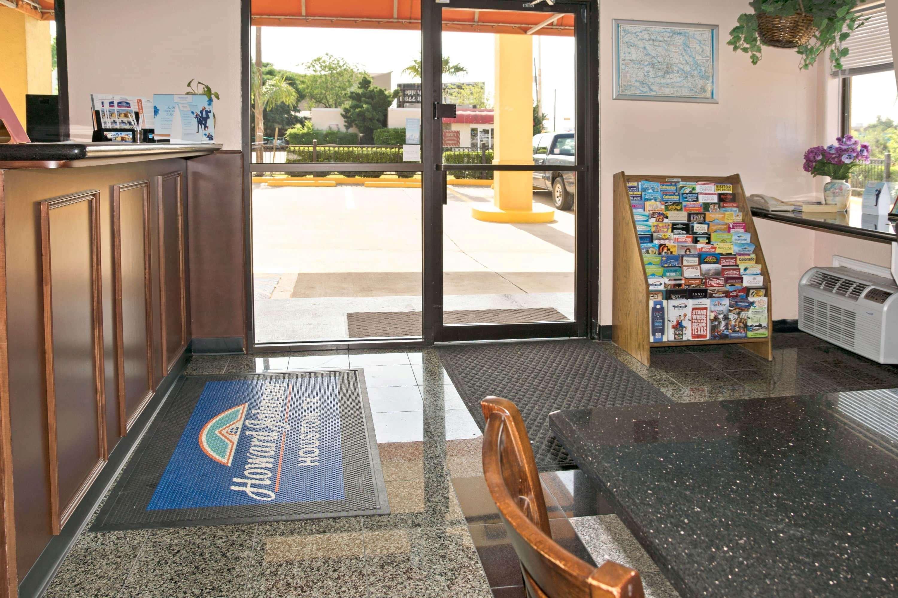 Vista Lobby Howard Johnson by Wyndham Houston Heights/Downtown