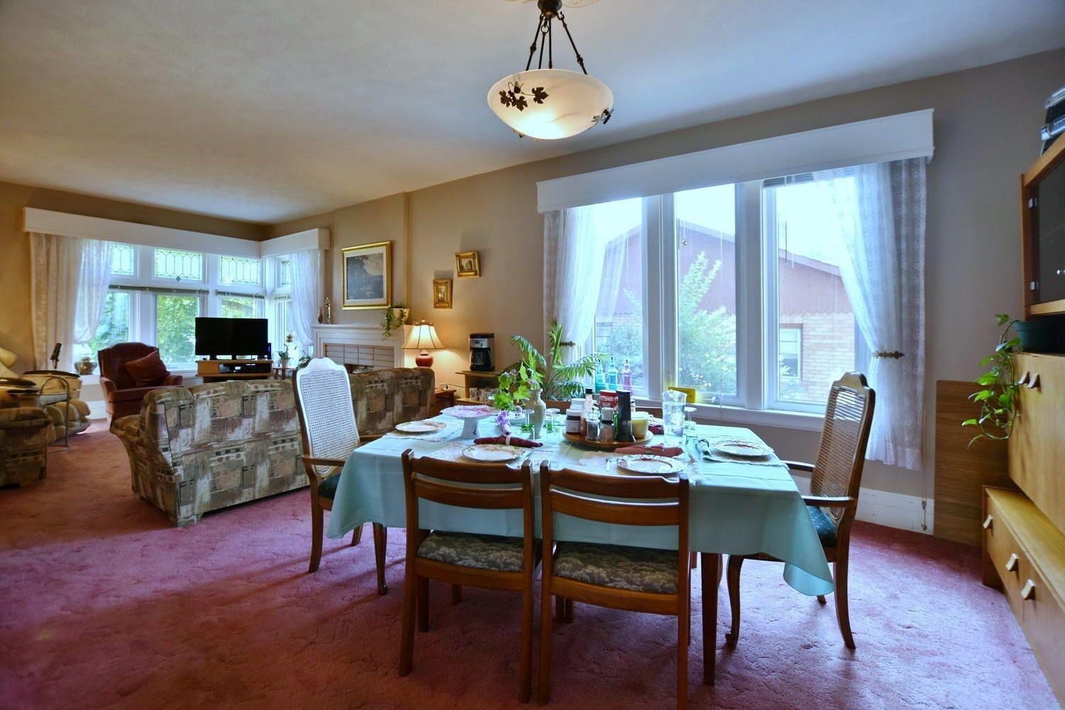 Restaurant 10th Avenue Guest House & Suites
