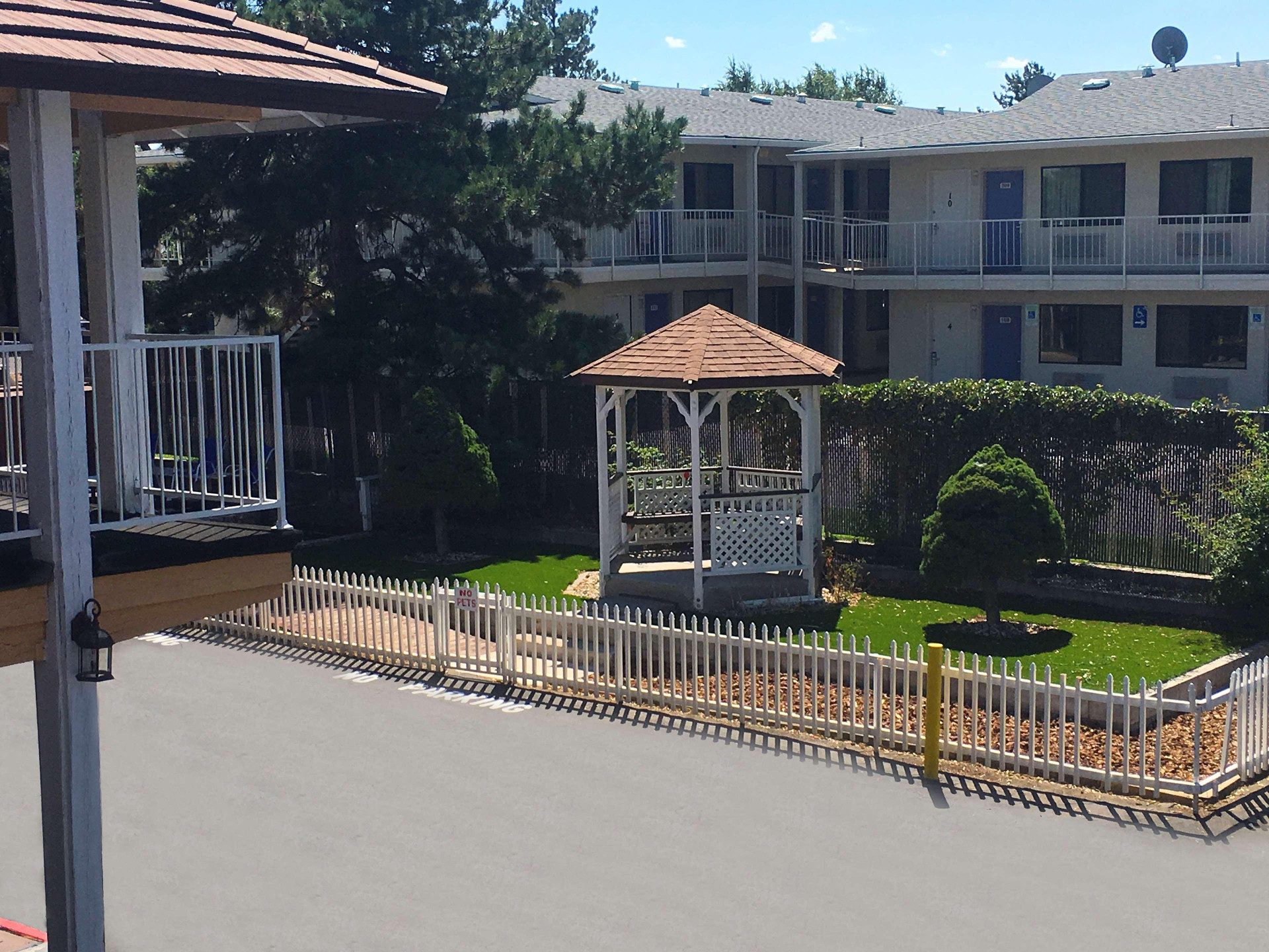 Vista Exterior Americas Best Value Inn- Carson City