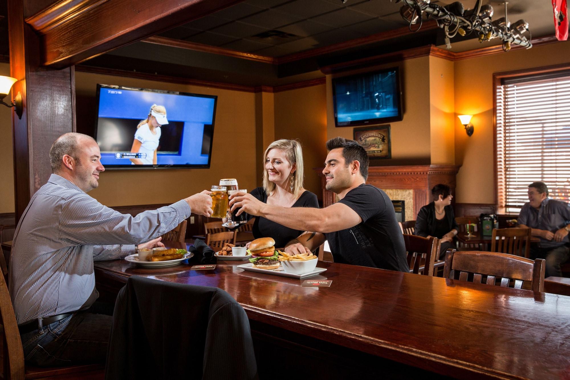Bar/Salón Four Points by Sheraton Edmonton South