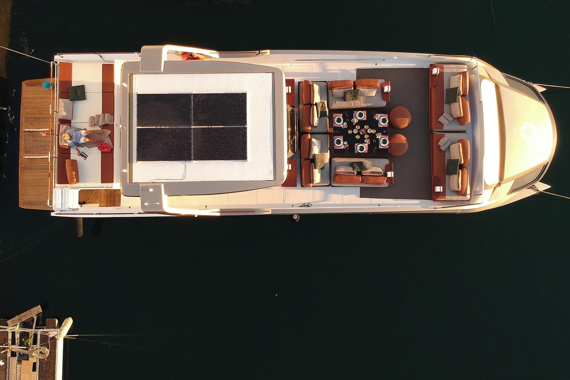 Varios House of Hütter - Floating Home Goldfinger