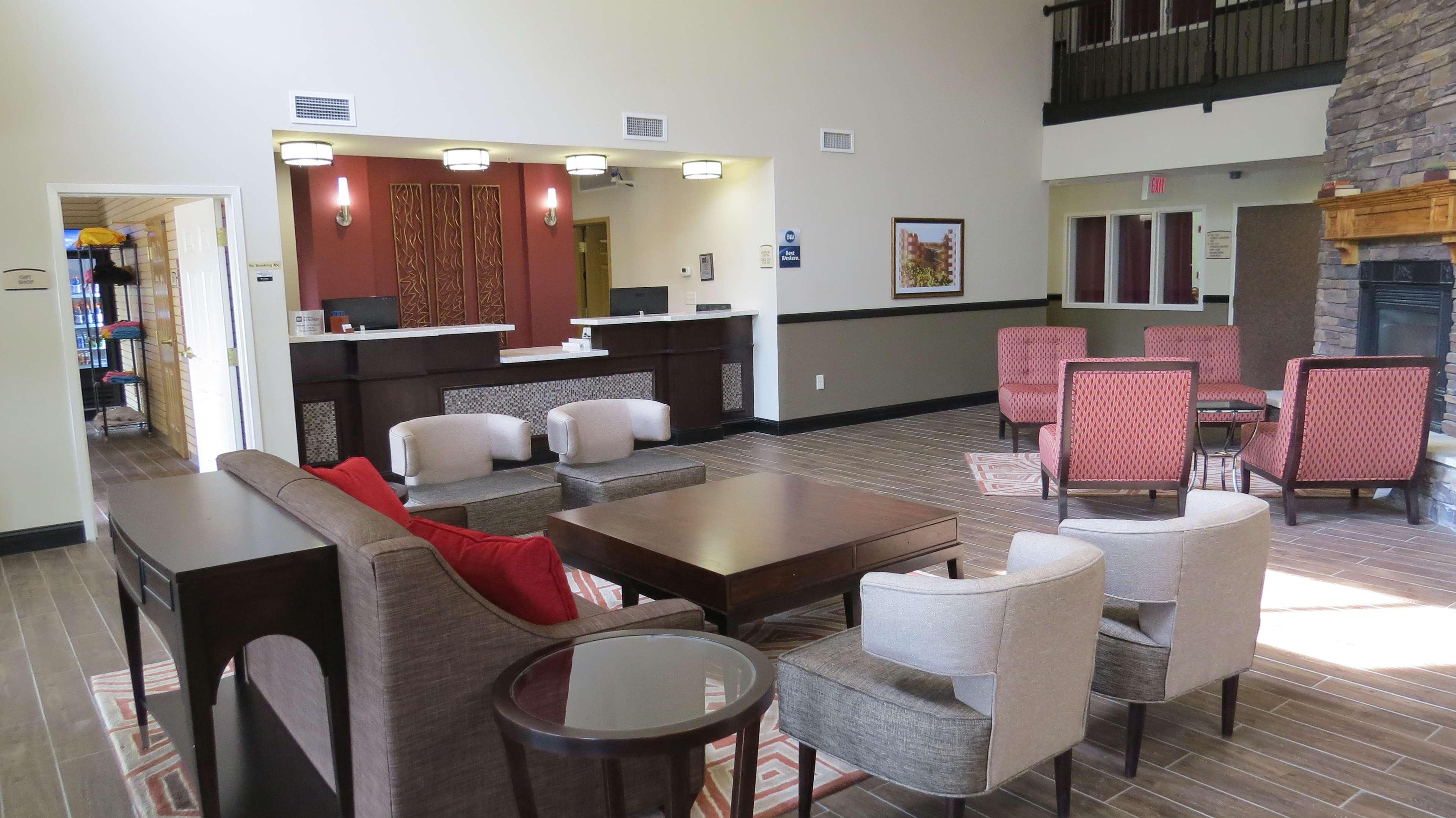 Vista Lobby Best Western Palmyra Inn & Suites