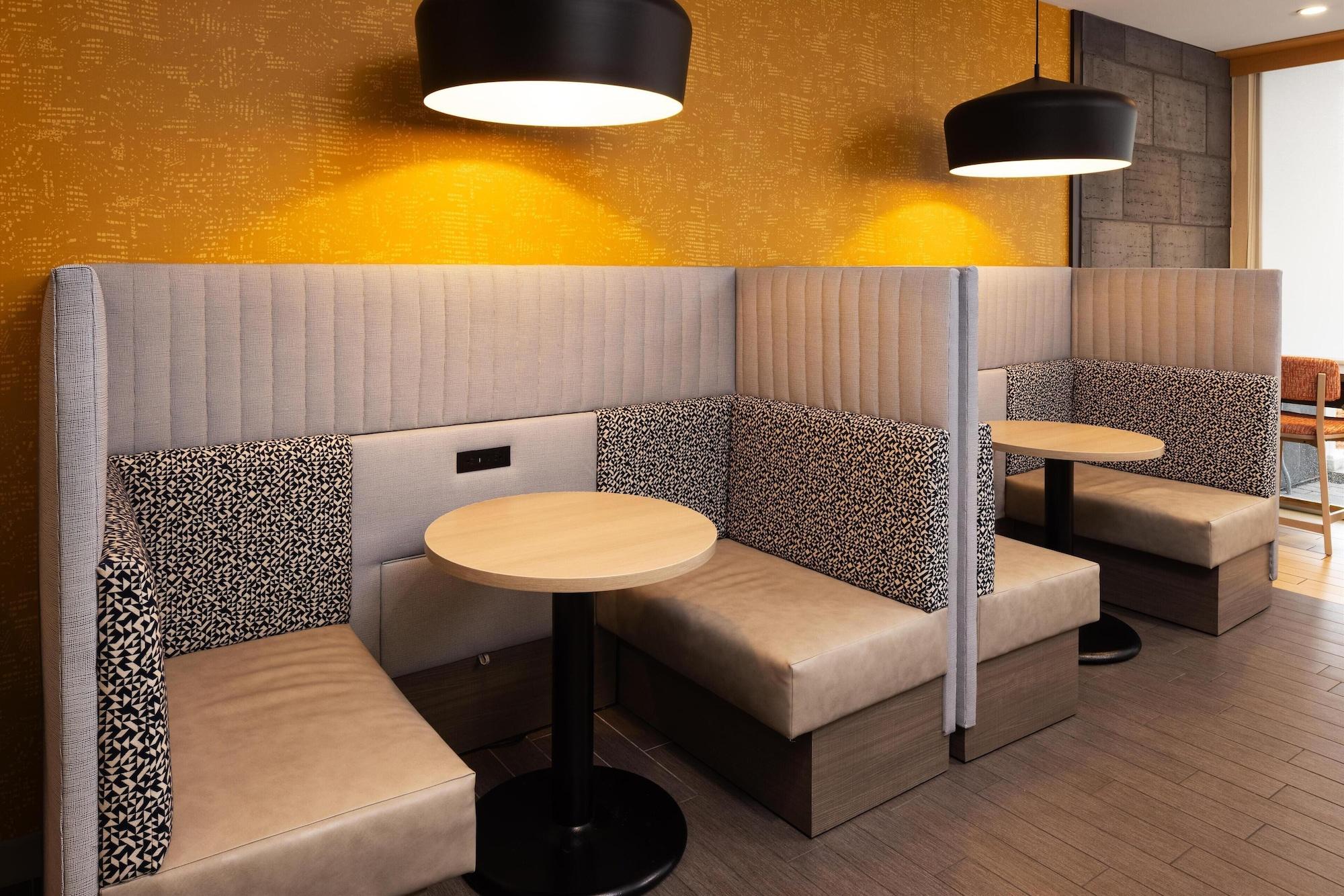 Vista Lobby Home2 Suites by Hilton Roseville Minneapolis