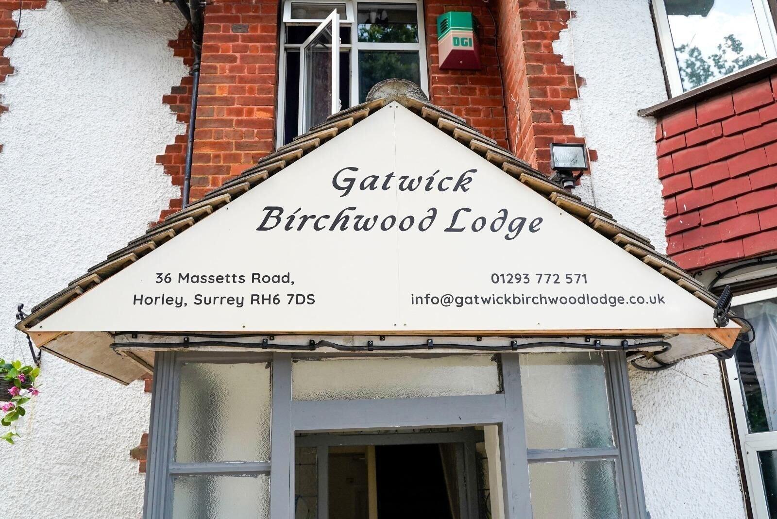 Varios Gatwick Birchwood Lodge