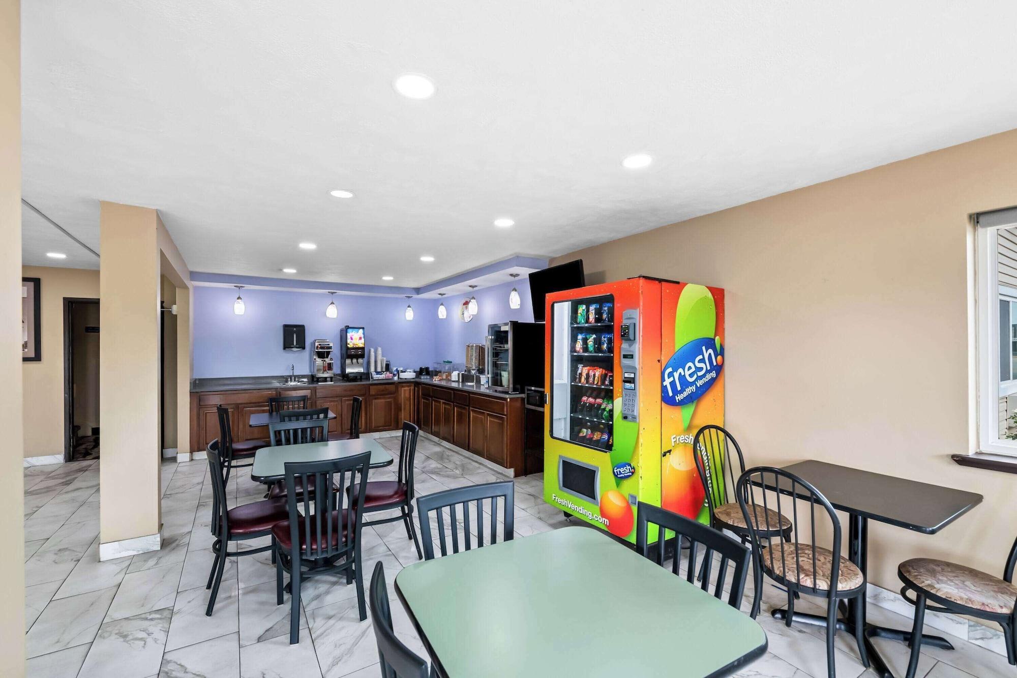 Restaurant Super 8 by Wyndham Council Bluffs IA Omaha NE Area