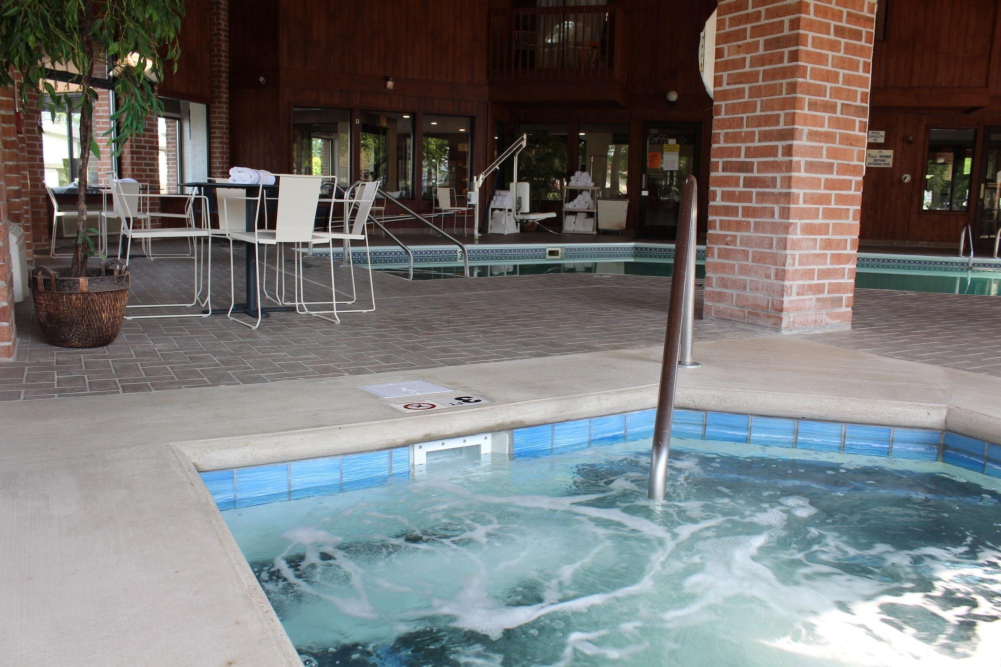Vista Piscina American Inn and Suites Ionia